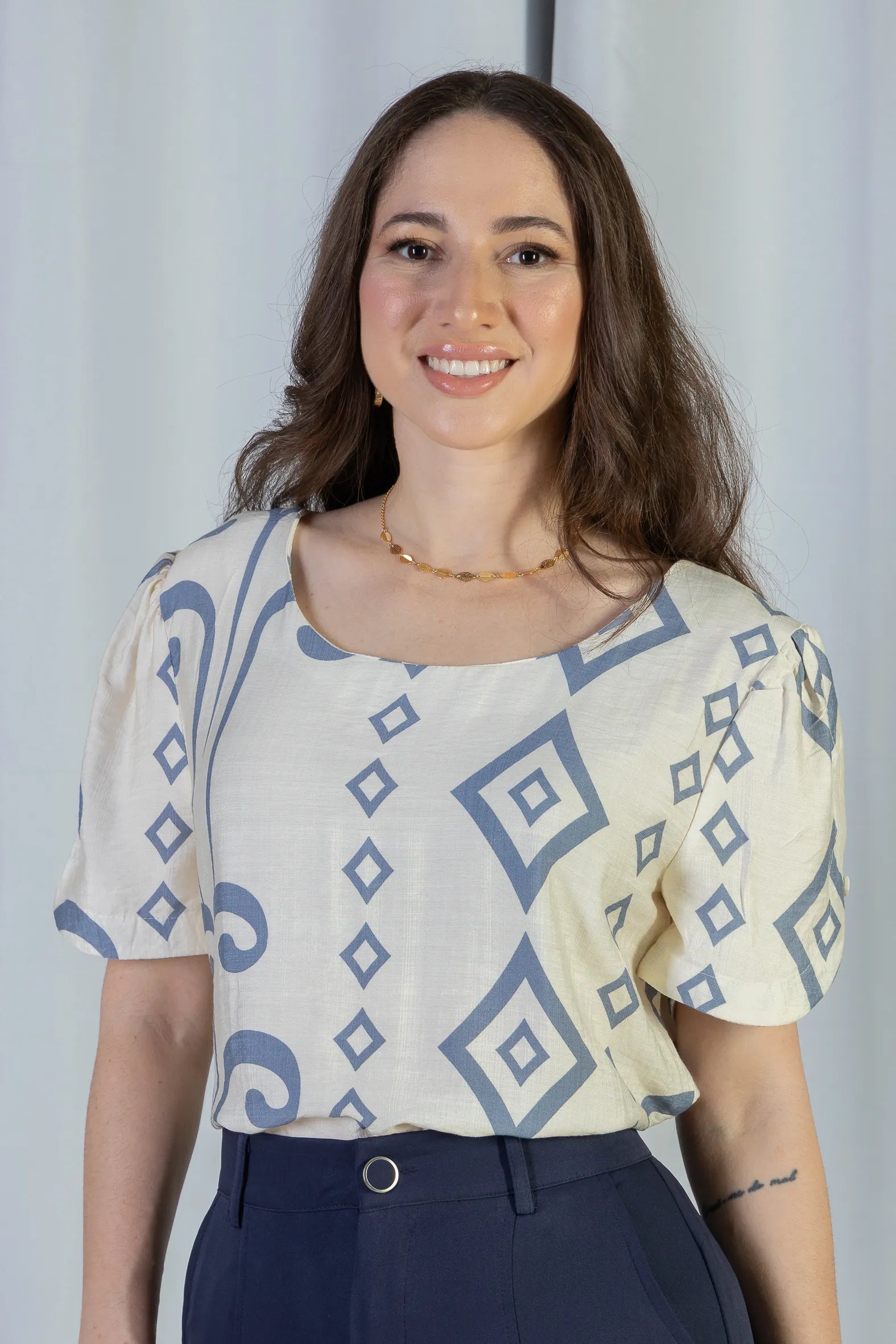 Blusa Manga Curta Detalhe Botão Visco Brise Vânia Estampada Azul Acinzentado