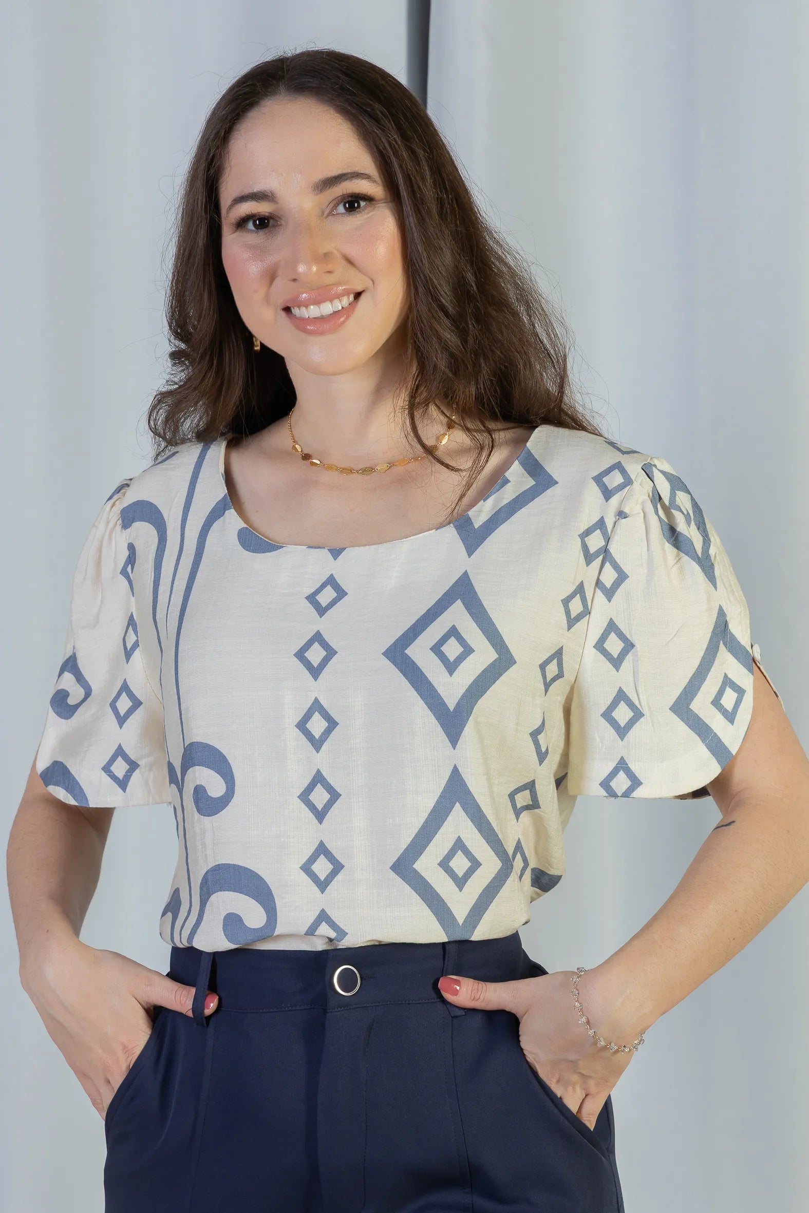 Blusa Manga Curta Detalhe Botão Visco Brise Vânia Estampada Azul Acinzentado