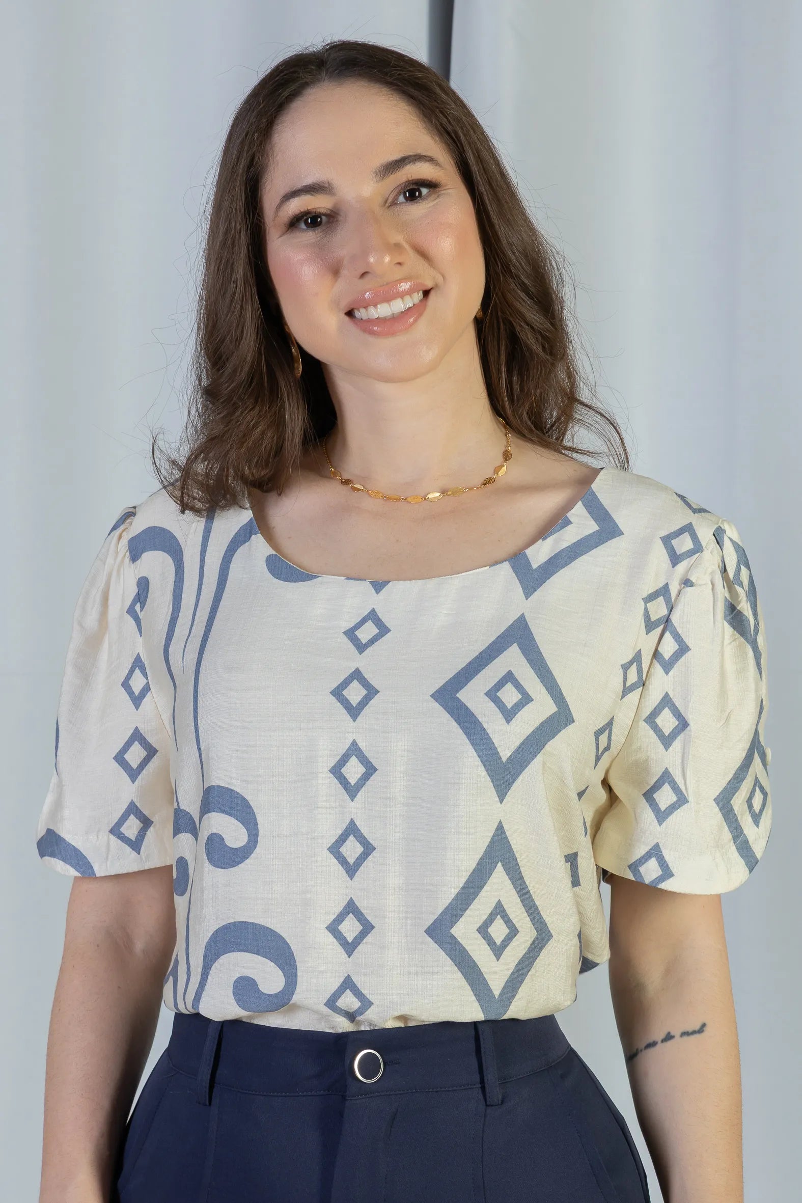 Blusa Manga Curta Detalhe Botão Visco Brise Vânia Estampada Azul Acinzentado