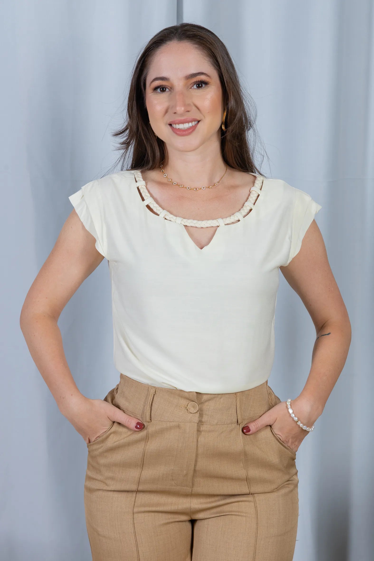 Blusa Manga Curta Decote em "V" Cotton Touch Detalhe Trançado Colo Virgínia Amarelo Manteiga