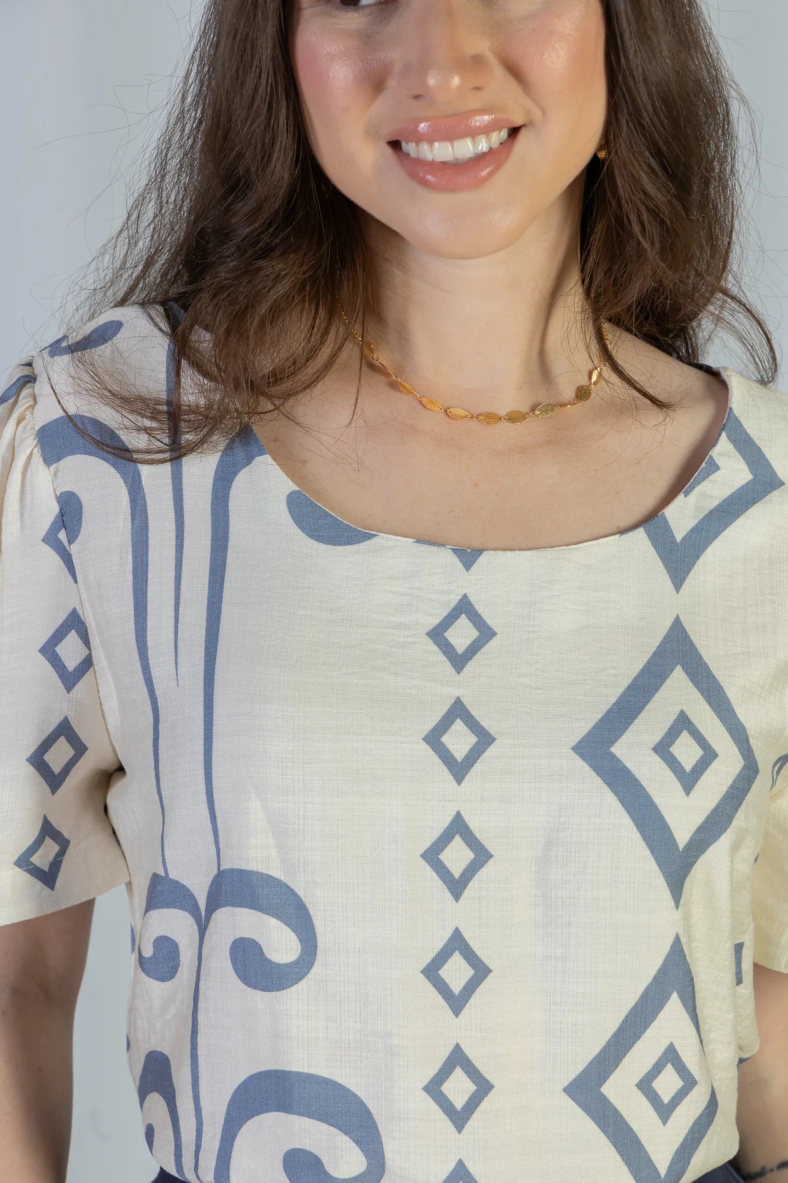 Blusa Manga Curta Detalhe Botão Visco Brise Vânia Estampada Azul Acinzentado