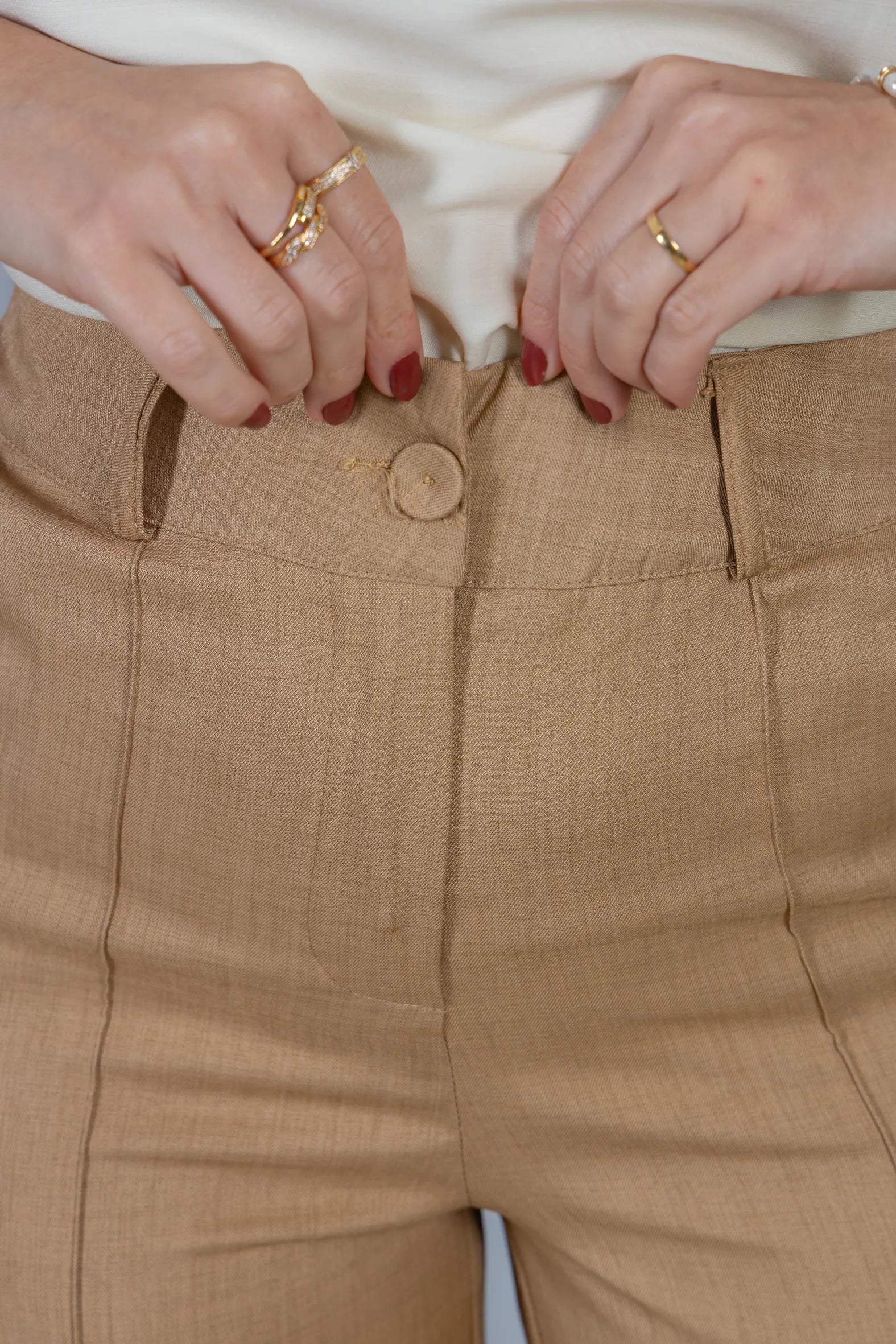 Calça Corte Reto Cotton Alfaiataria Lisse Detalhe em Friso Ariane Bege