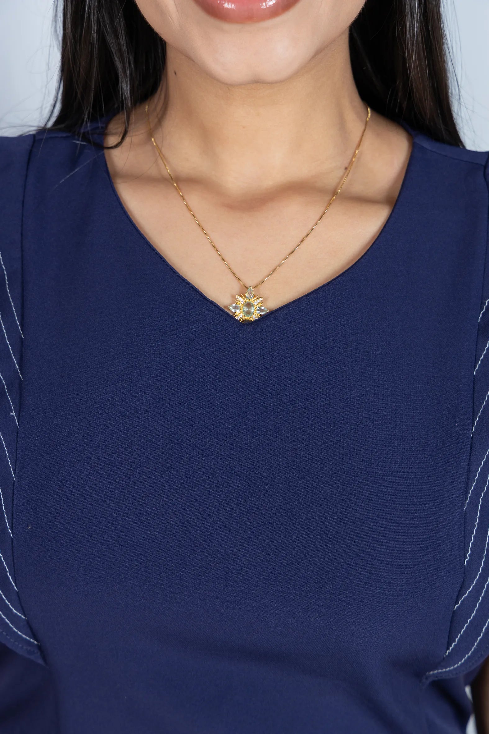 Blusa Decote em "V" em Crepe Alfaiataria Detalhes Pesponto Nicole Azul Marinho