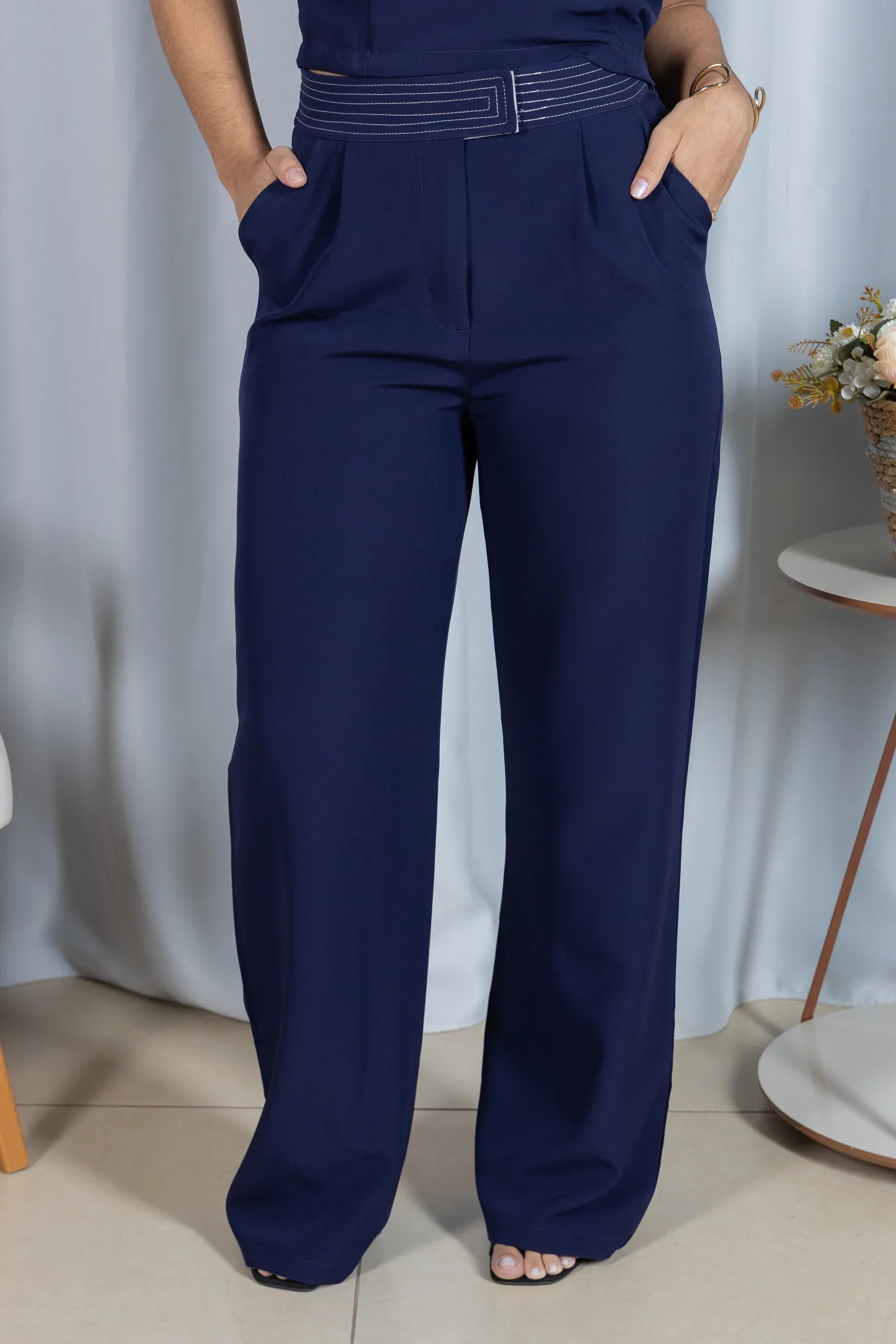 Calça Corte Reto em Crepe Alfaiataria Detalhes Pesponto Nicole Azul Marinho