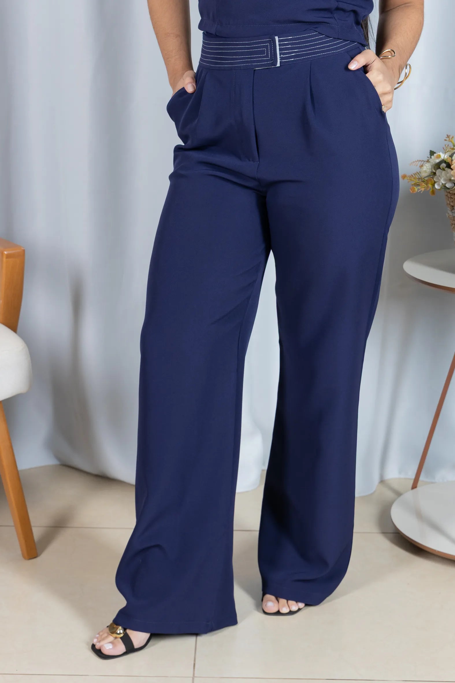 Calça Corte Reto em Crepe Alfaiataria Detalhes Pesponto Nicole Azul Marinho