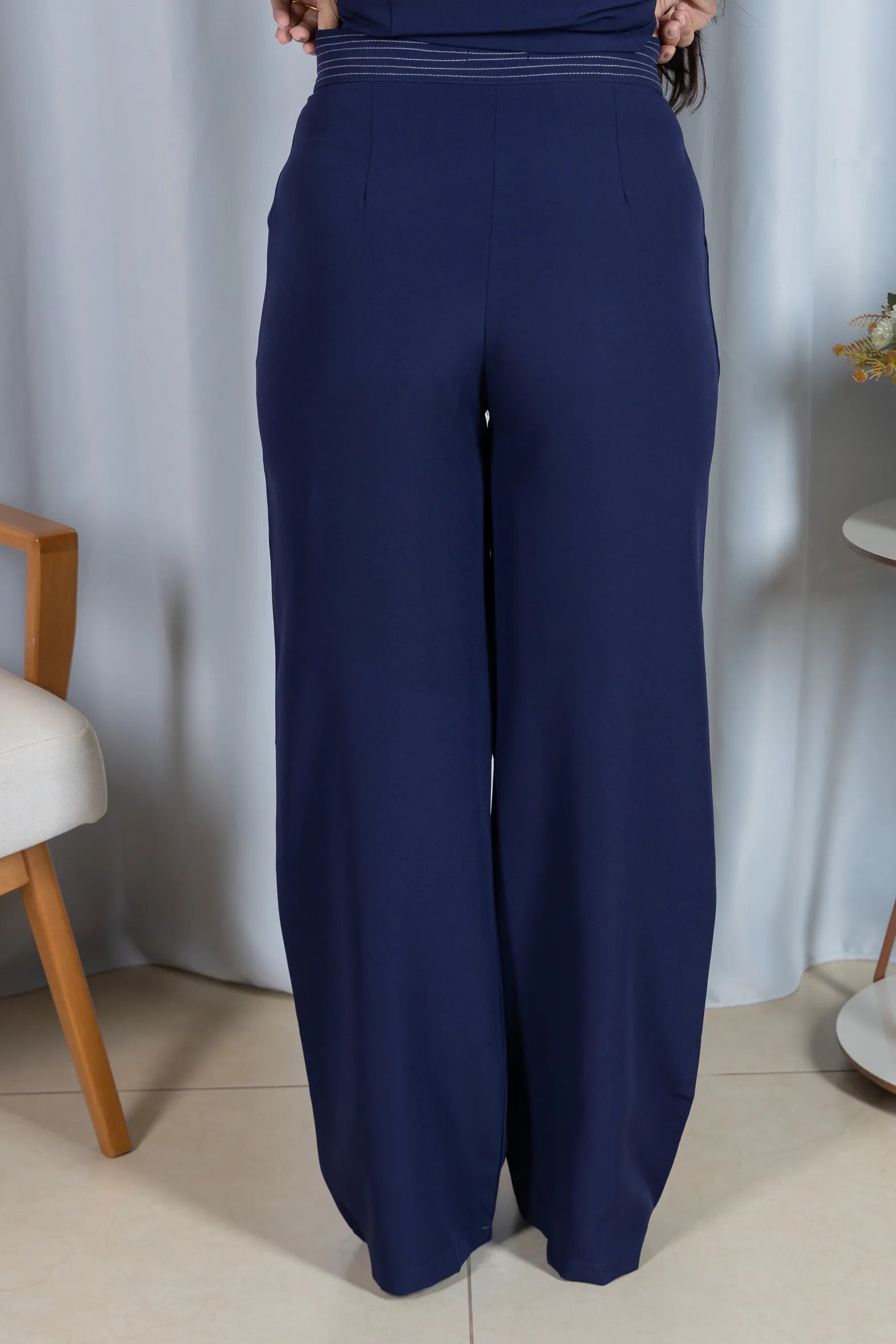 Calça Corte Reto em Crepe Alfaiataria Detalhes Pesponto Nicole Azul Marinho