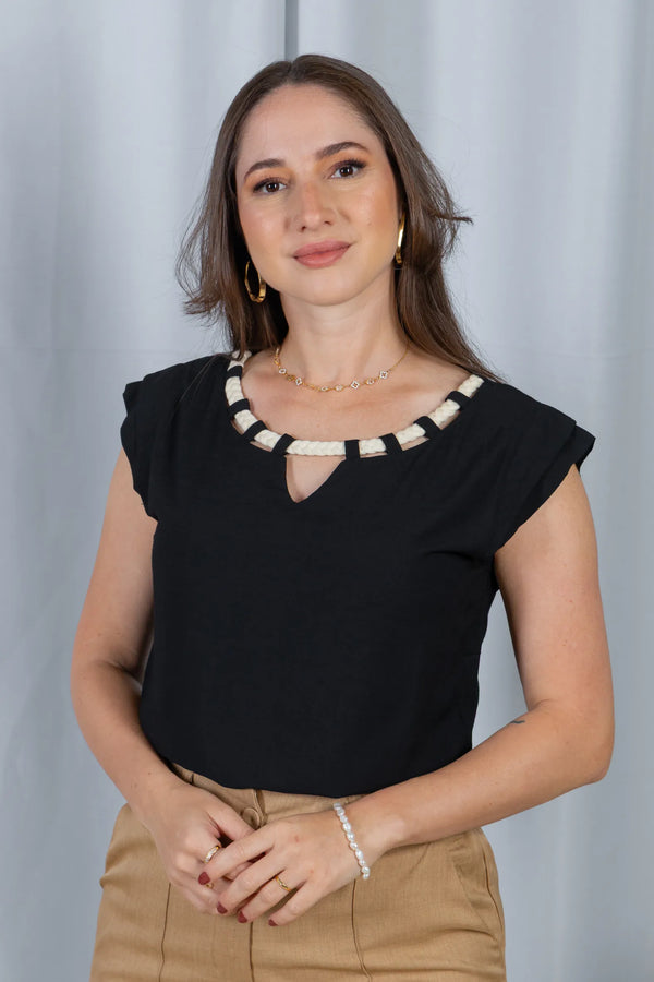Blusa Manga Curta Decote em "V" Cotton Touch Detalhe Trançado Colo Virgínia Preta