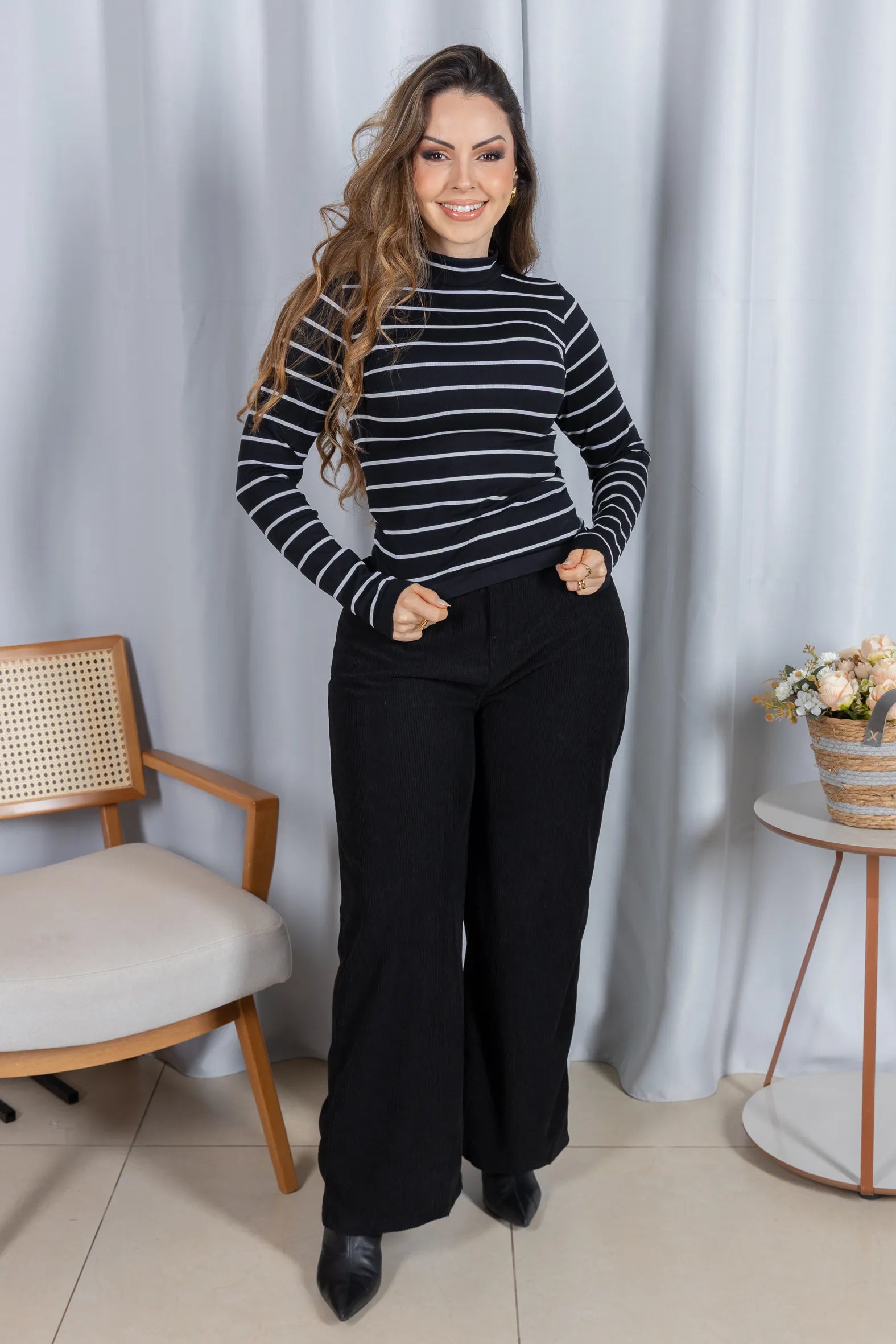 Blusa Manga Longa com Gola Alta em Malha Canelada Andressa Preta