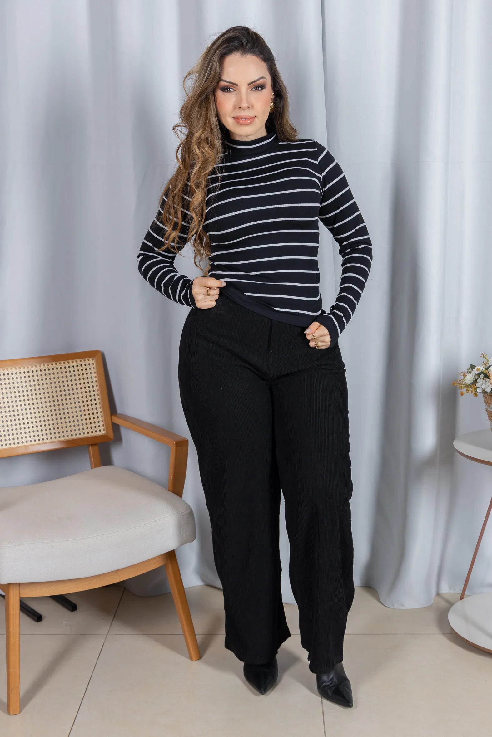 Blusa Manga Longa com Gola Alta em Malha Canelada Andressa Preta