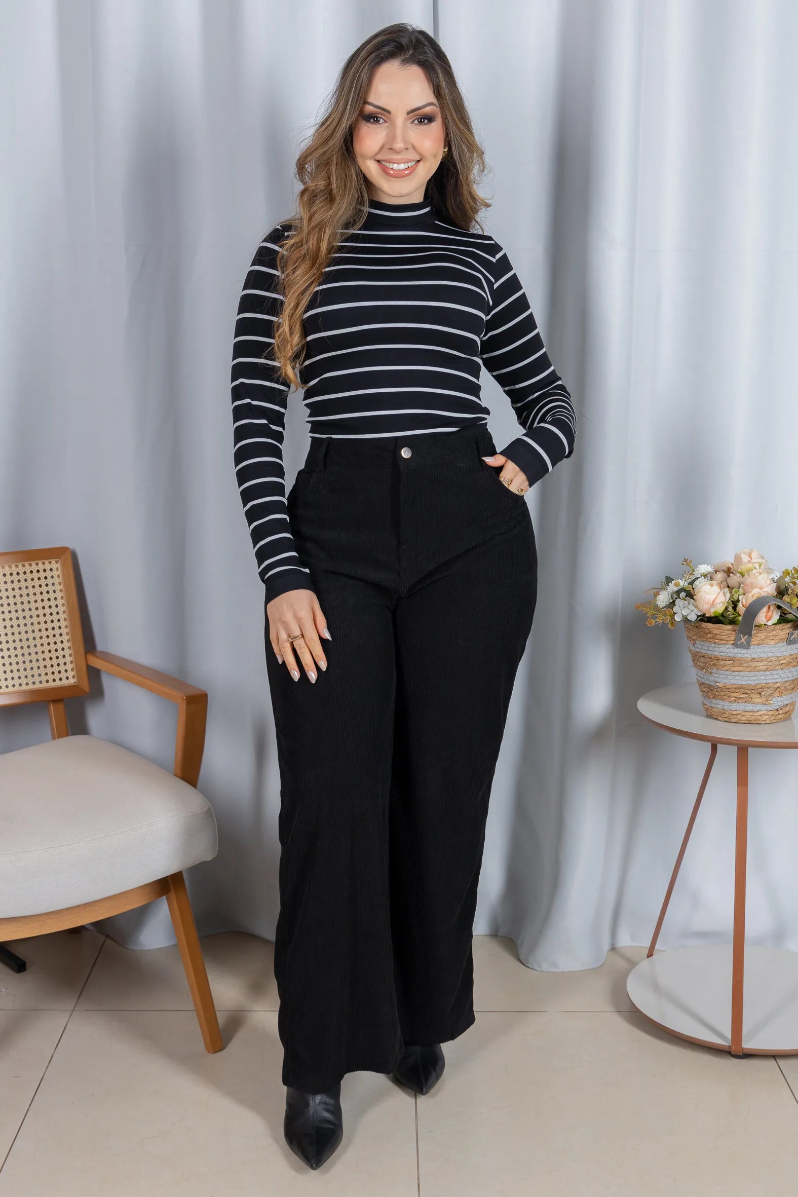Blusa Manga Longa com Gola Alta em Malha Canelada Andressa Preta