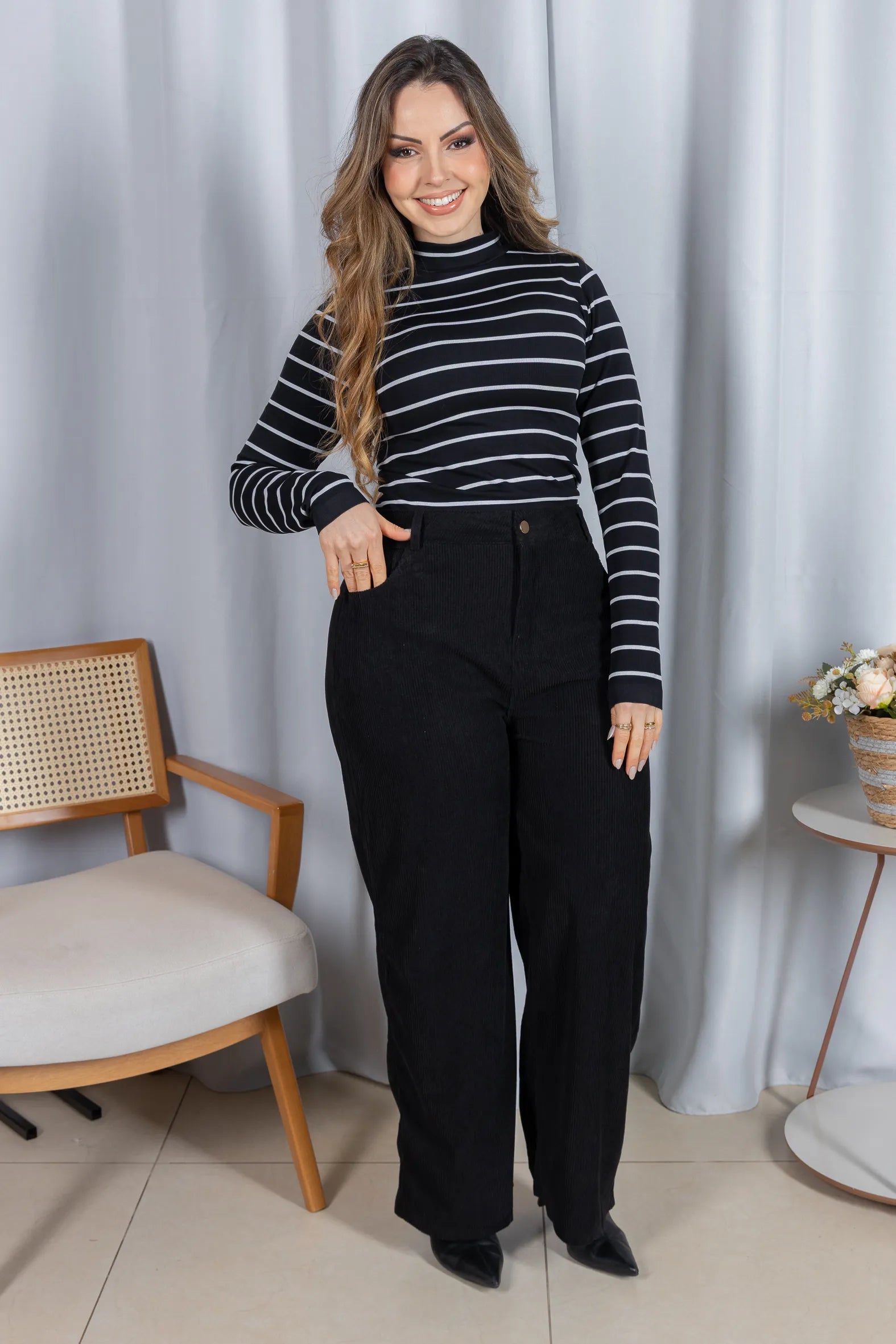 Blusa Manga Longa com Gola Alta em Malha Canelada Andressa Preta