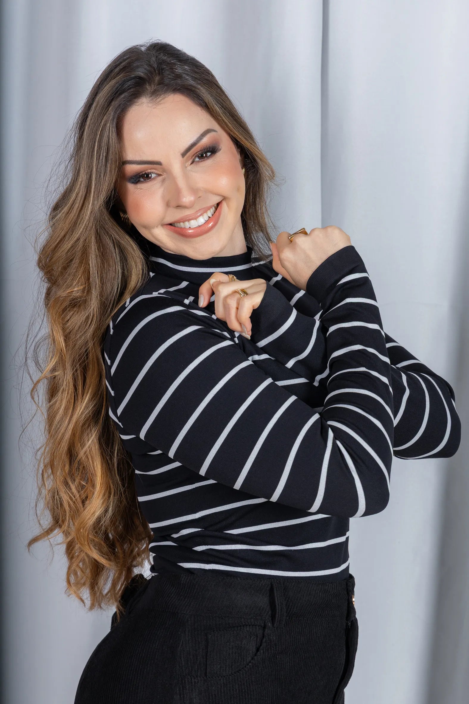 Blusa Manga Longa com Gola Alta em Malha Canelada Andressa Preta
