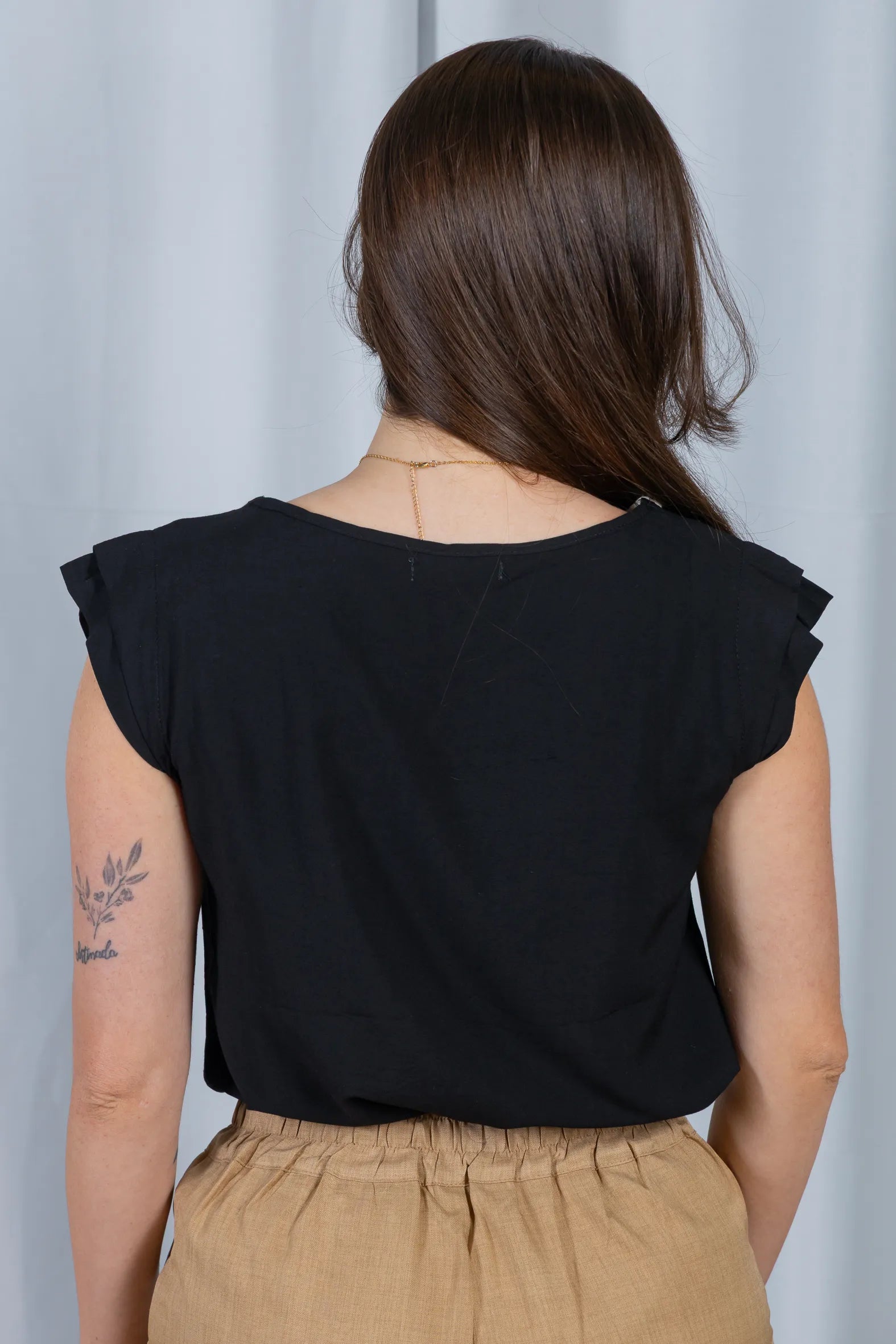 Blusa Manga Curta Decote em "V" Cotton Touch Detalhe Trançado Colo Virgínia Preta