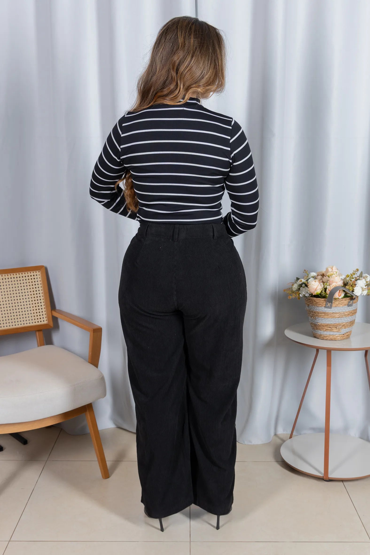 Blusa Manga Longa com Gola Alta em Malha Canelada Andressa Preta