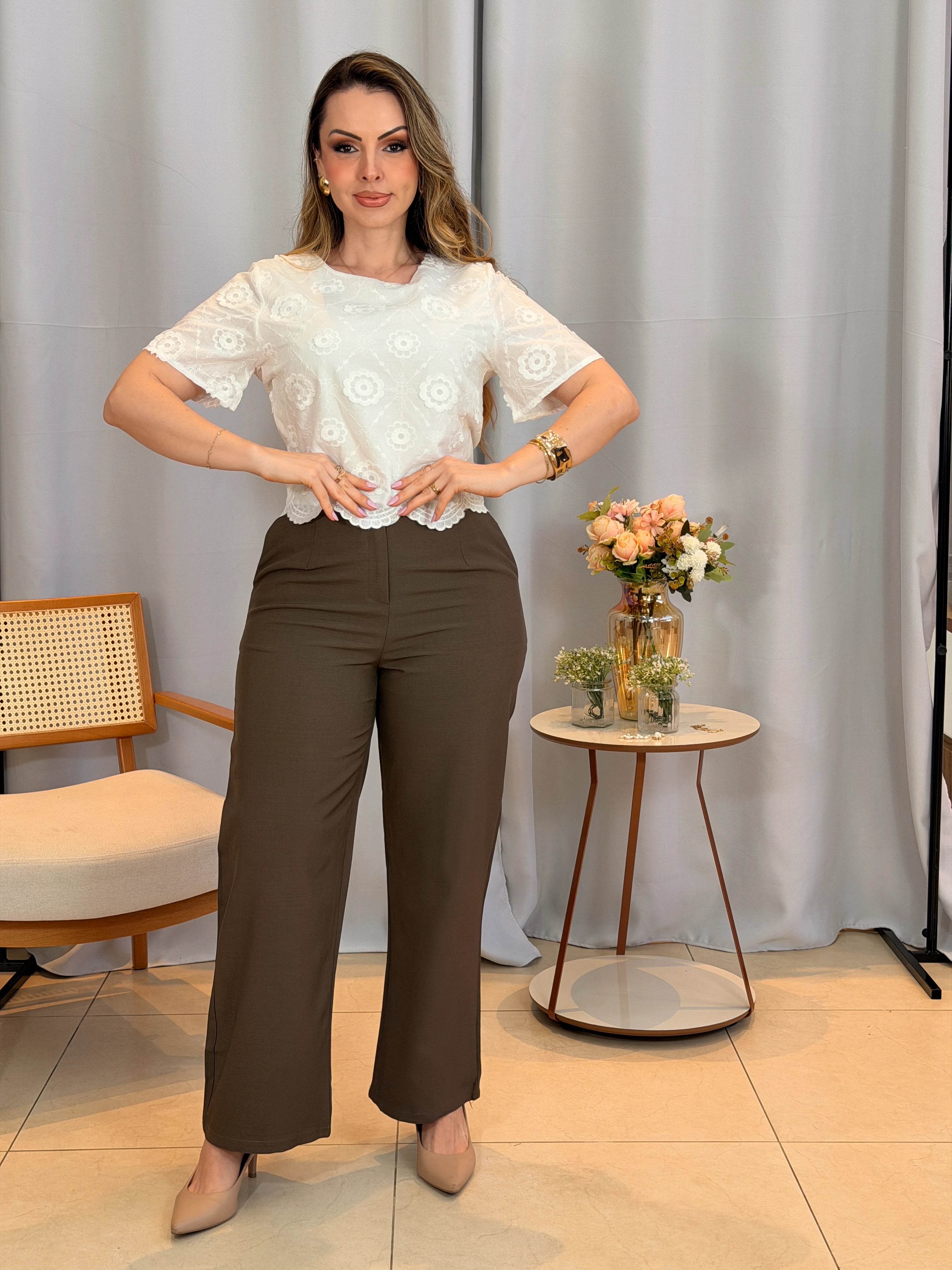 Conjunto: Blusa Samantha Branca + Calça Luciana Marrom Oliva