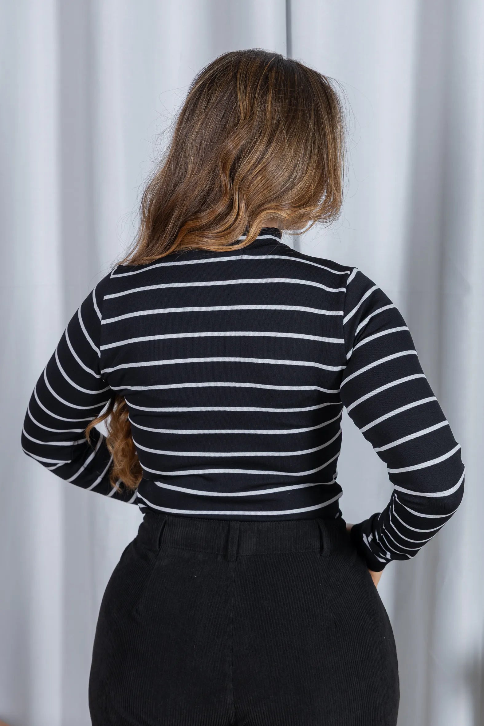 Blusa Manga Longa com Gola Alta em Malha Canelada Andressa Preta