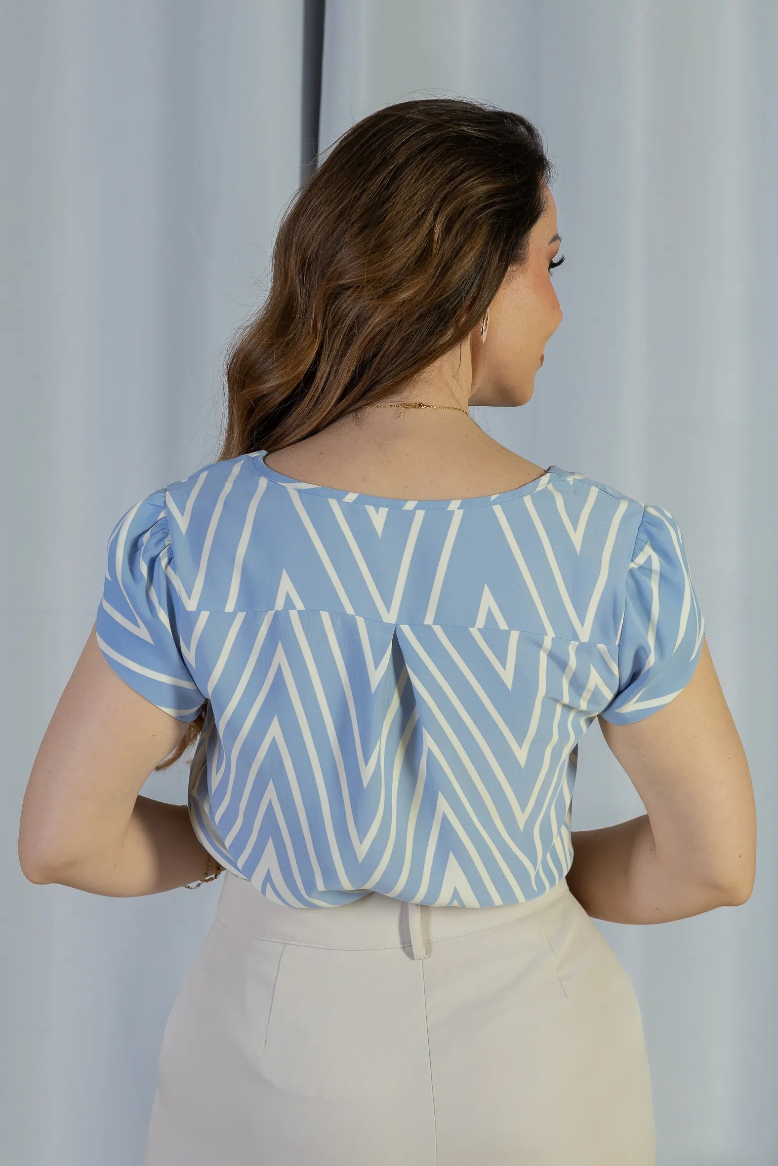 Blusa Manga Curta Transpassada Crepe Classic Cristina Estampa Chevron Azul