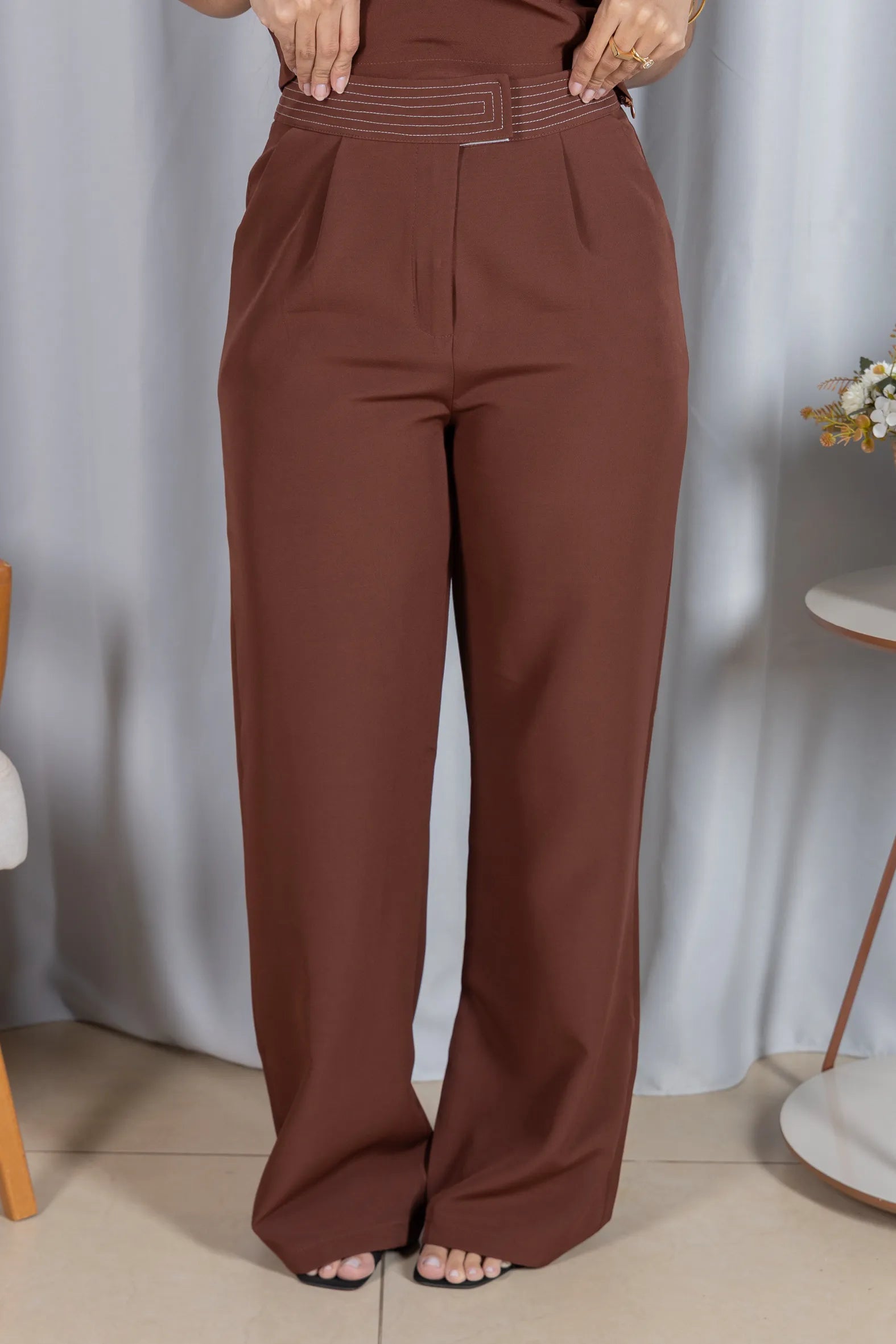 Calça Corte Reto em Crepe Alfaiataria Detalhes Pesponto Nicole Marrom