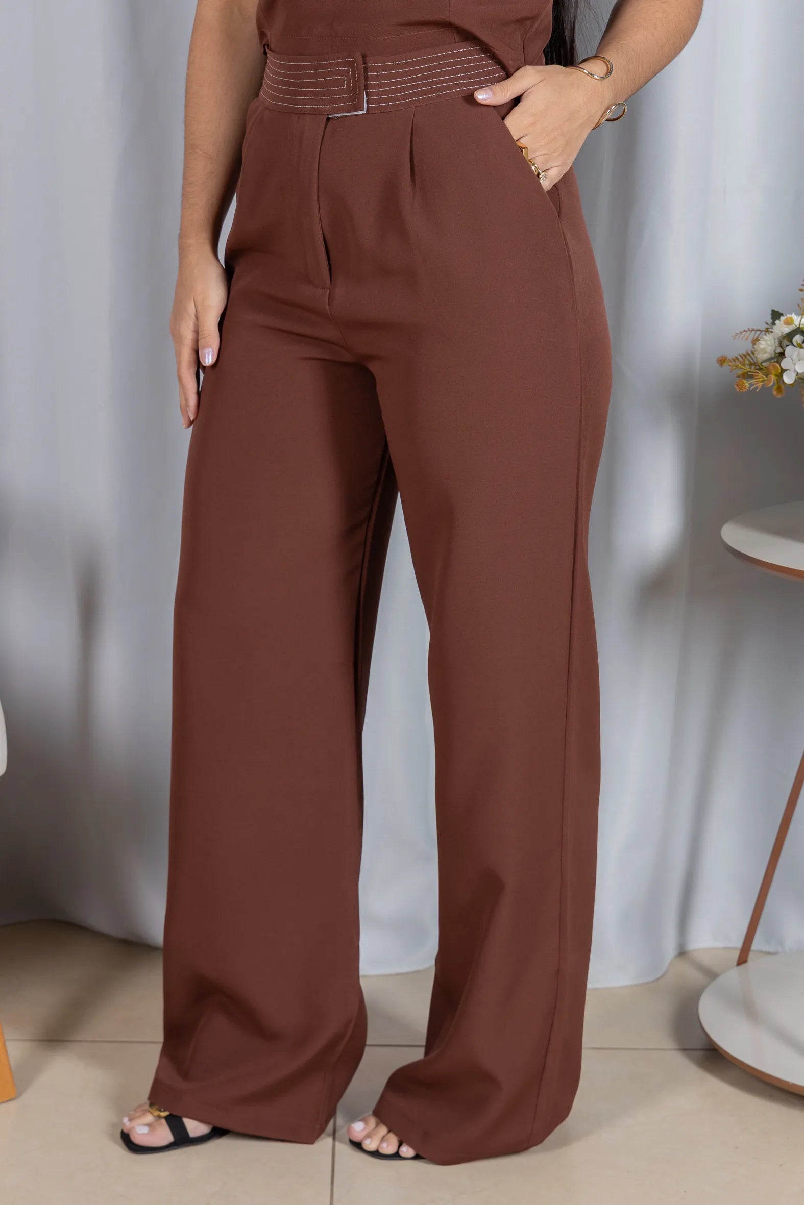 Calça Corte Reto em Crepe Alfaiataria Detalhes Pesponto Nicole Marrom
