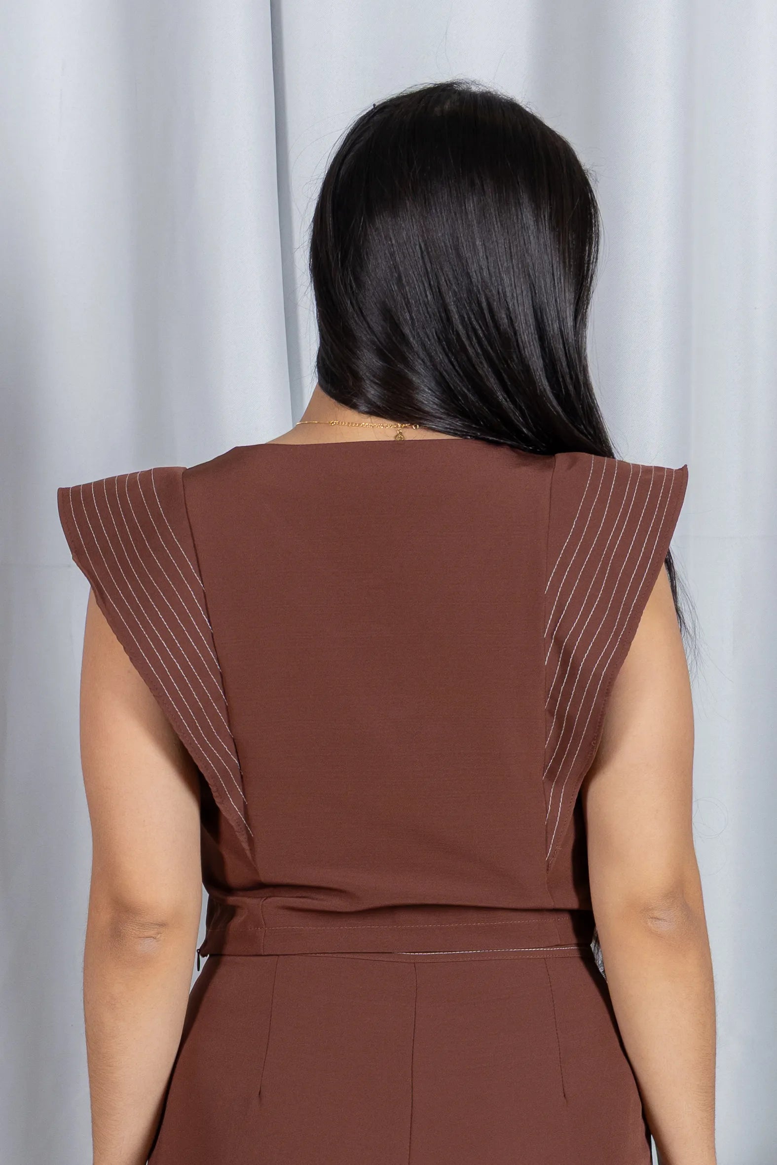 Blusa Decote em "V" em Crepe Alfaiataria Detalhes Pesponto Nicole Marrom