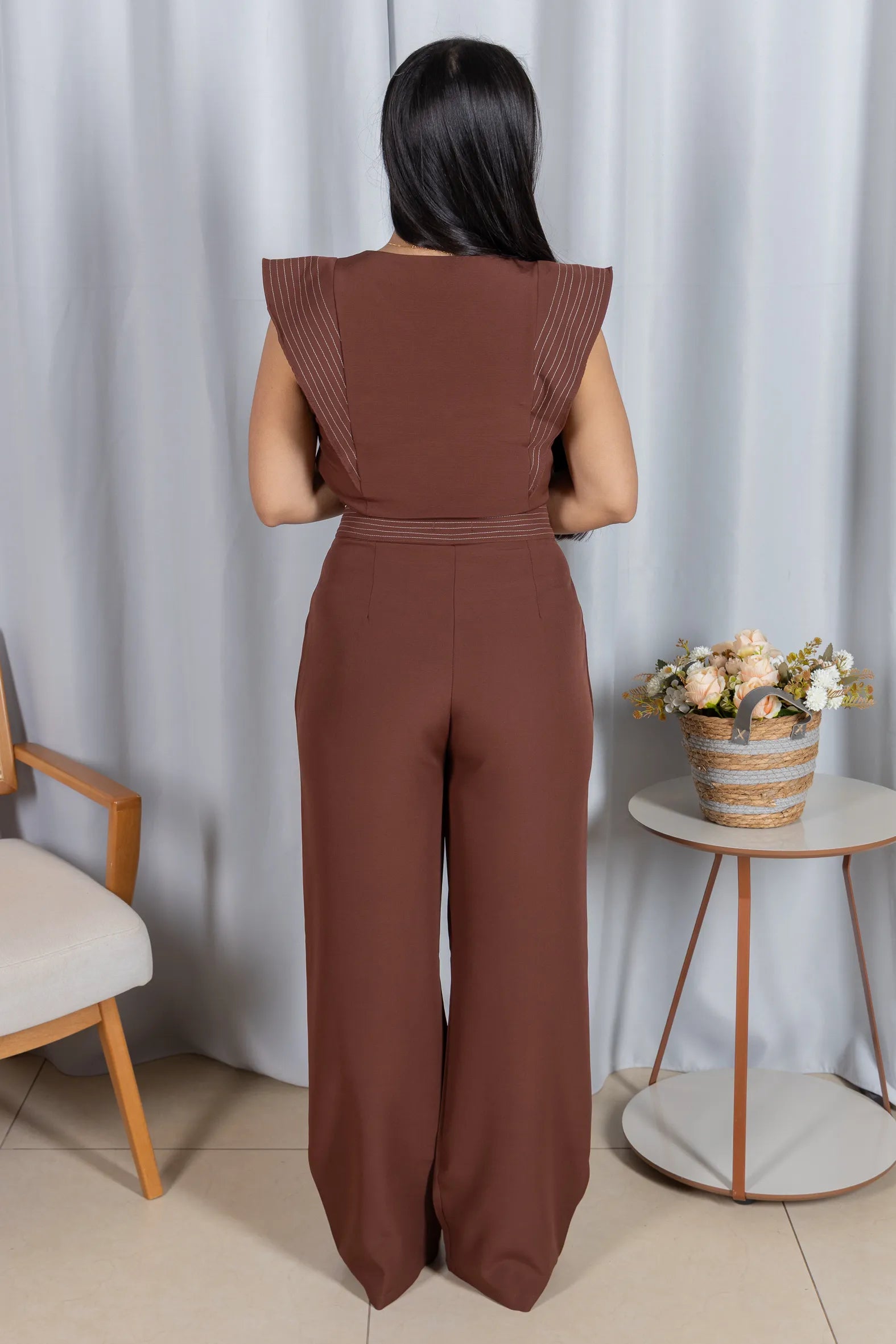 Calça Corte Reto em Crepe Alfaiataria Detalhes Pesponto Nicole Marrom