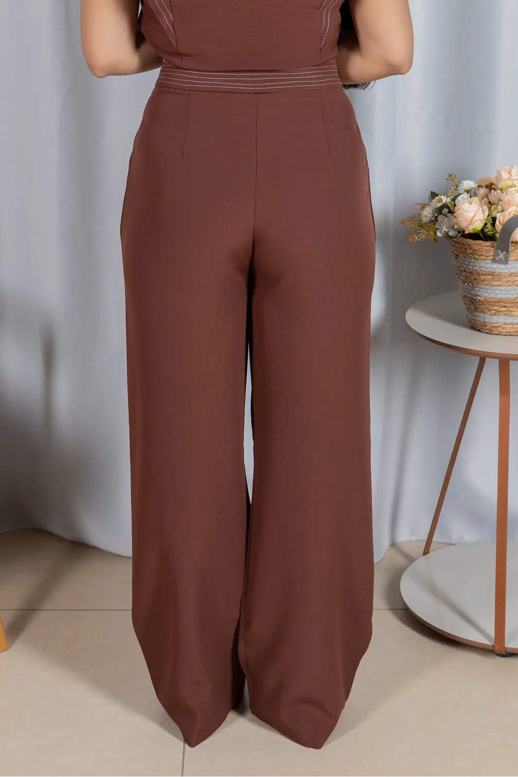Calça Corte Reto em Crepe Alfaiataria Detalhes Pesponto Nicole Marrom