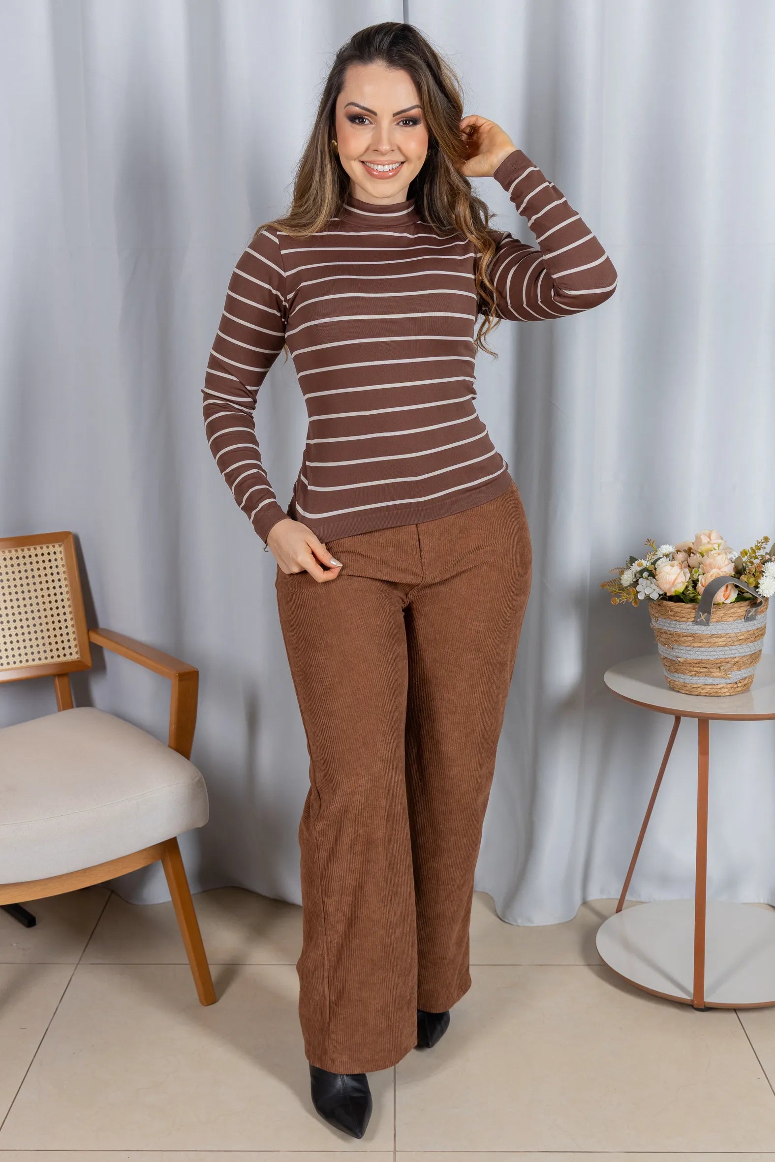 Blusa Manga Longa com Gola Alta em Malha Canelada Andressa Marrom