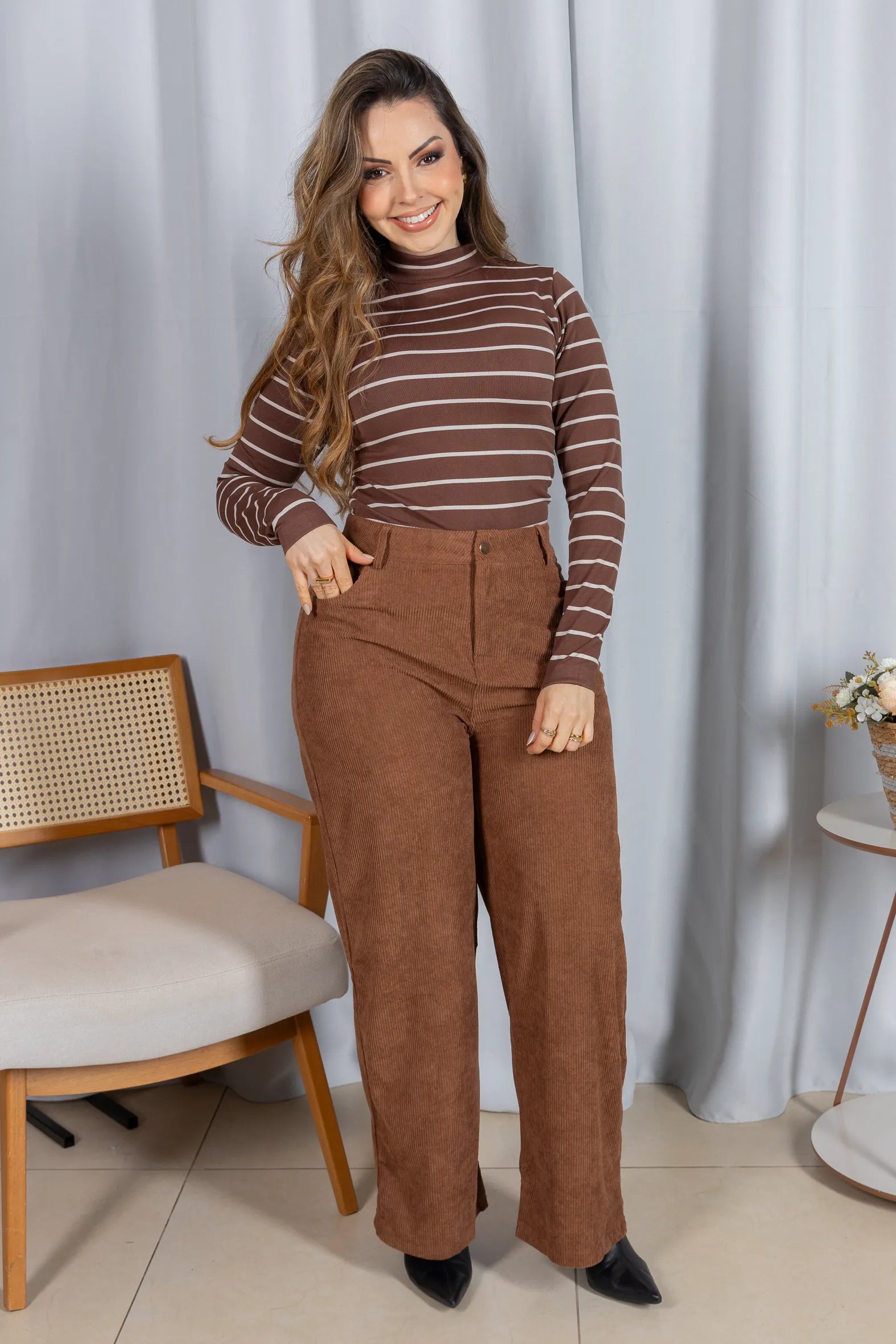 Blusa Manga Longa com Gola Alta em Malha Canelada Andressa Marrom