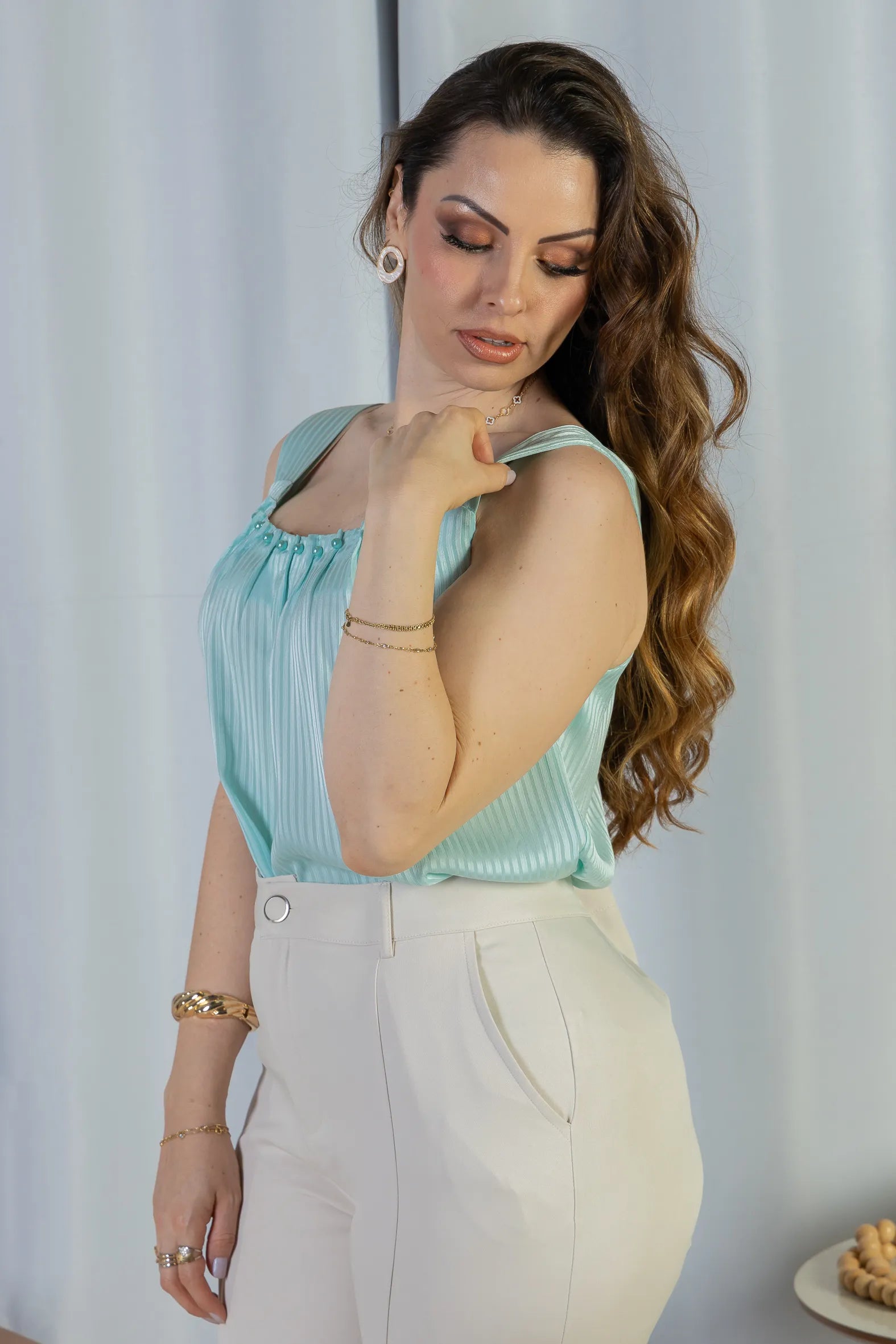 Blusa Regata Detalhe Gola Pérolas Crepe Acetinado Estefani Ciano