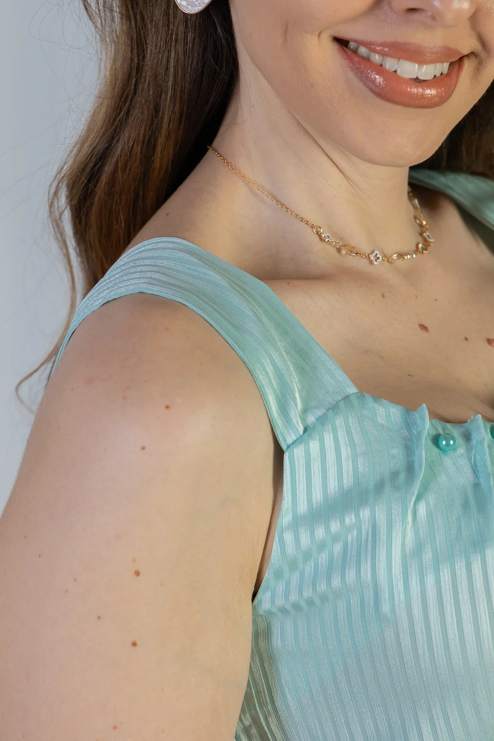 Blusa Regata Detalhe Gola Pérolas Crepe Acetinado Estefani Ciano