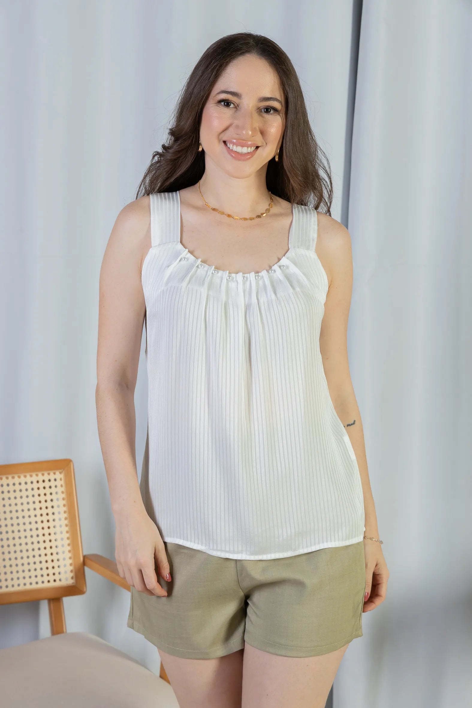 Blusa Regata Detalhe Gola Pérolas Crepe Acetinado Estefani Branca