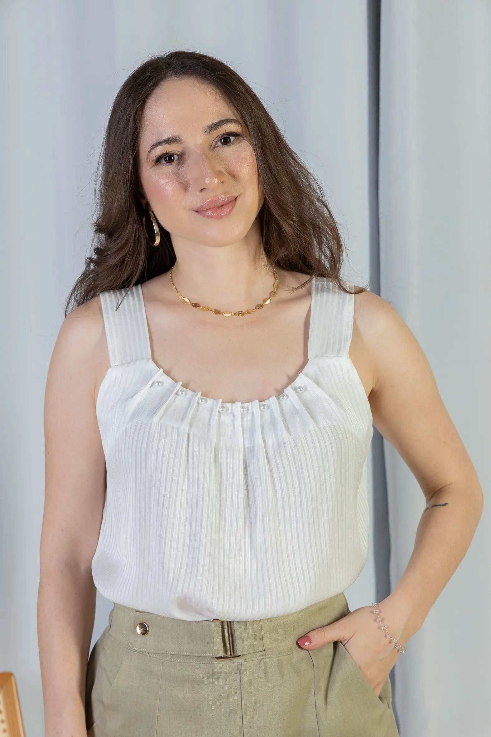 Blusa Regata Detalhe Gola Pérolas Crepe Acetinado Estefani Branca