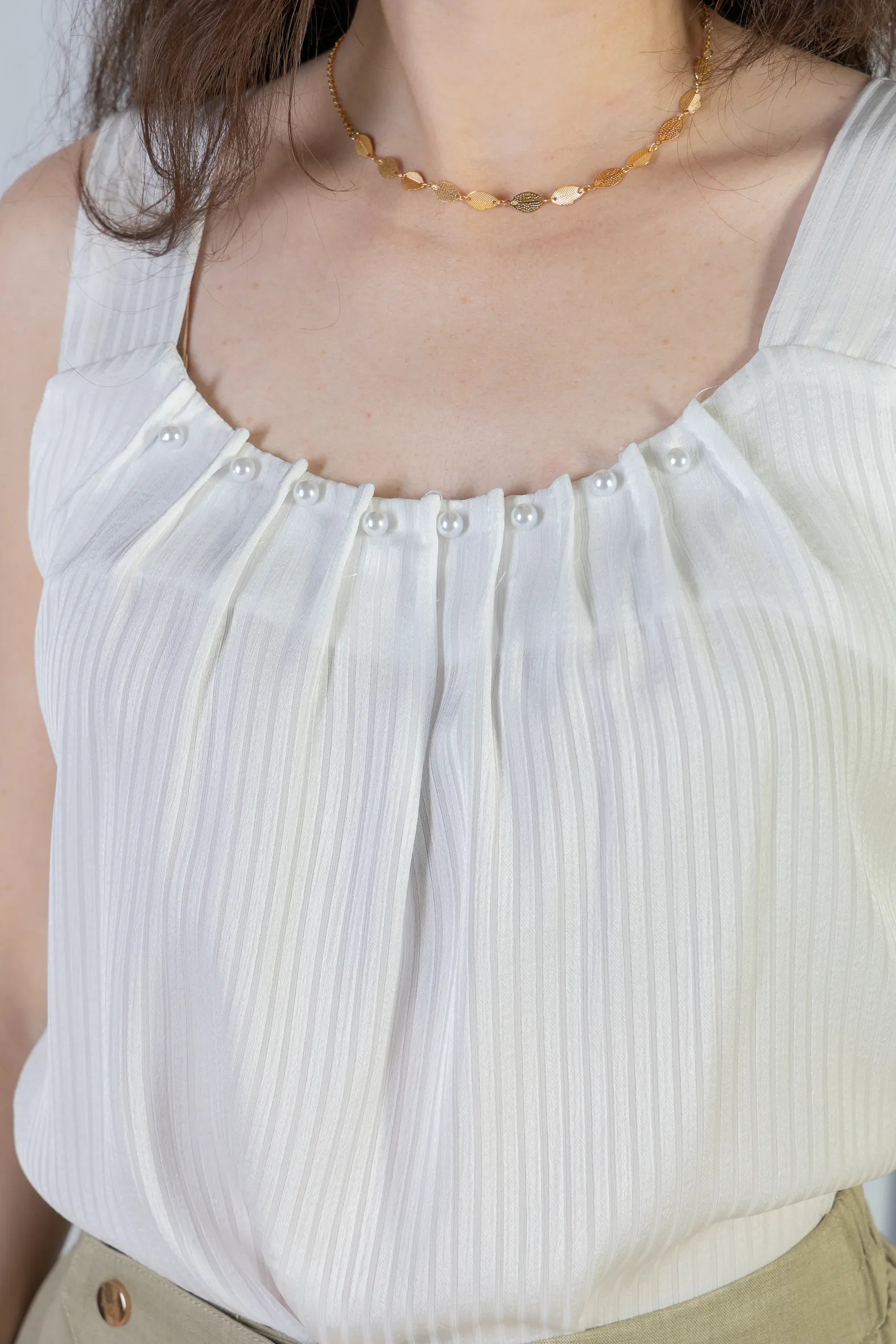 Blusa Regata Detalhe Gola Pérolas Crepe Acetinado Estefani Branca