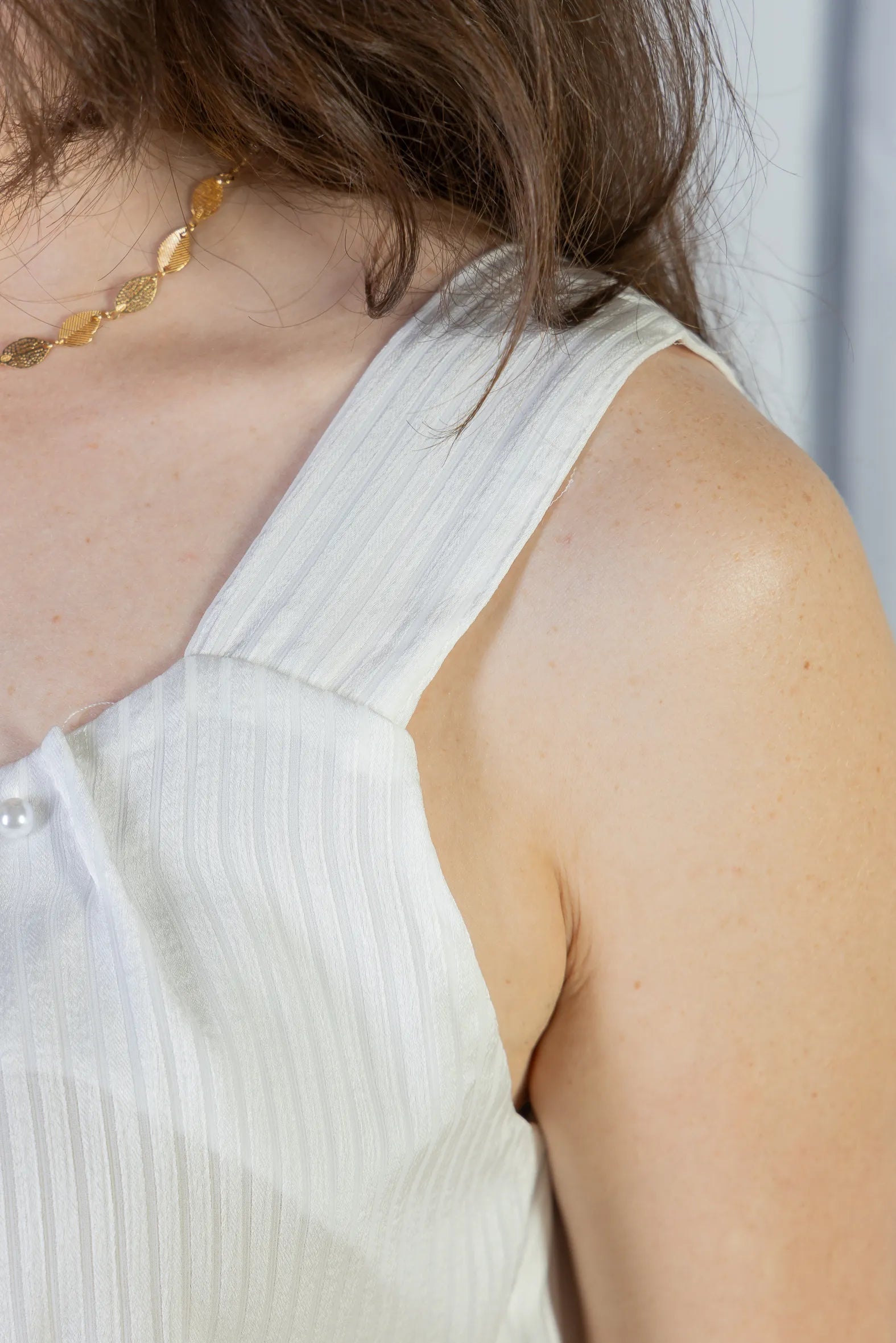 Blusa Regata Detalhe Gola Pérolas Crepe Acetinado Estefani Branca