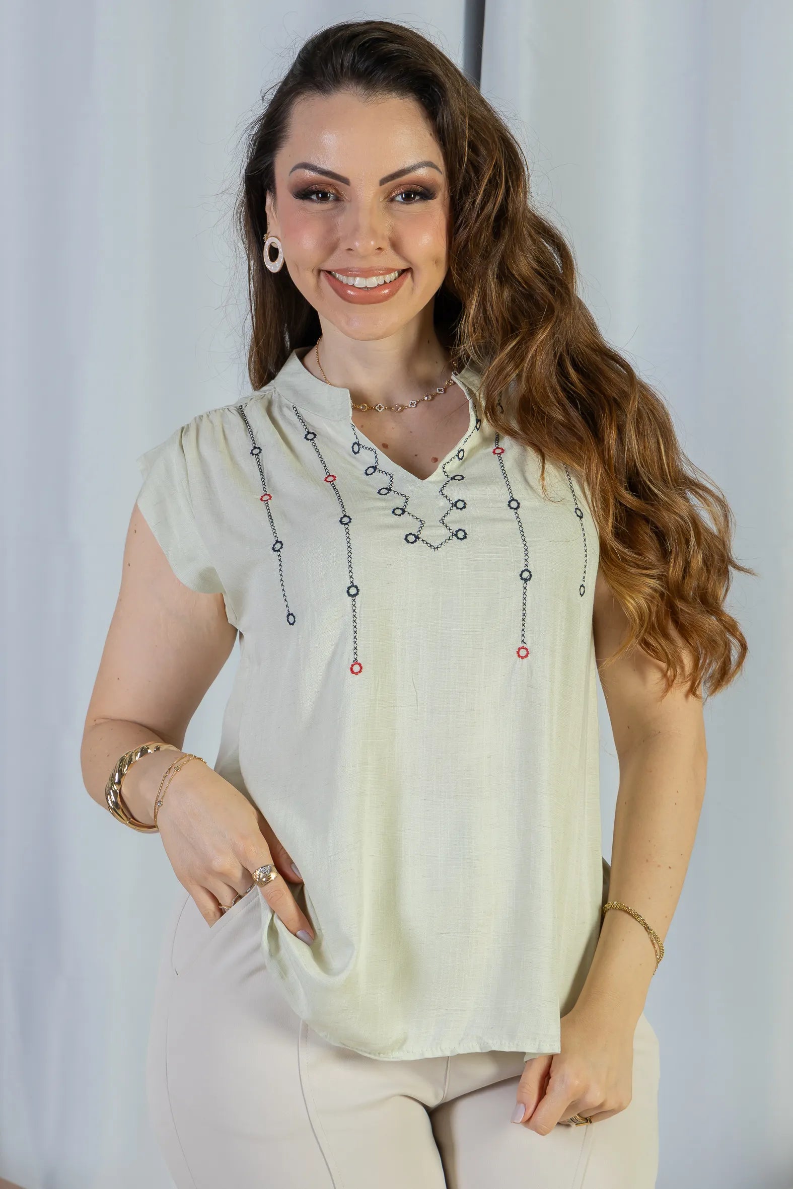 Blusa Regata Pregas Detalhe Decote "V" Visco-linho Lisandra Verde Claro