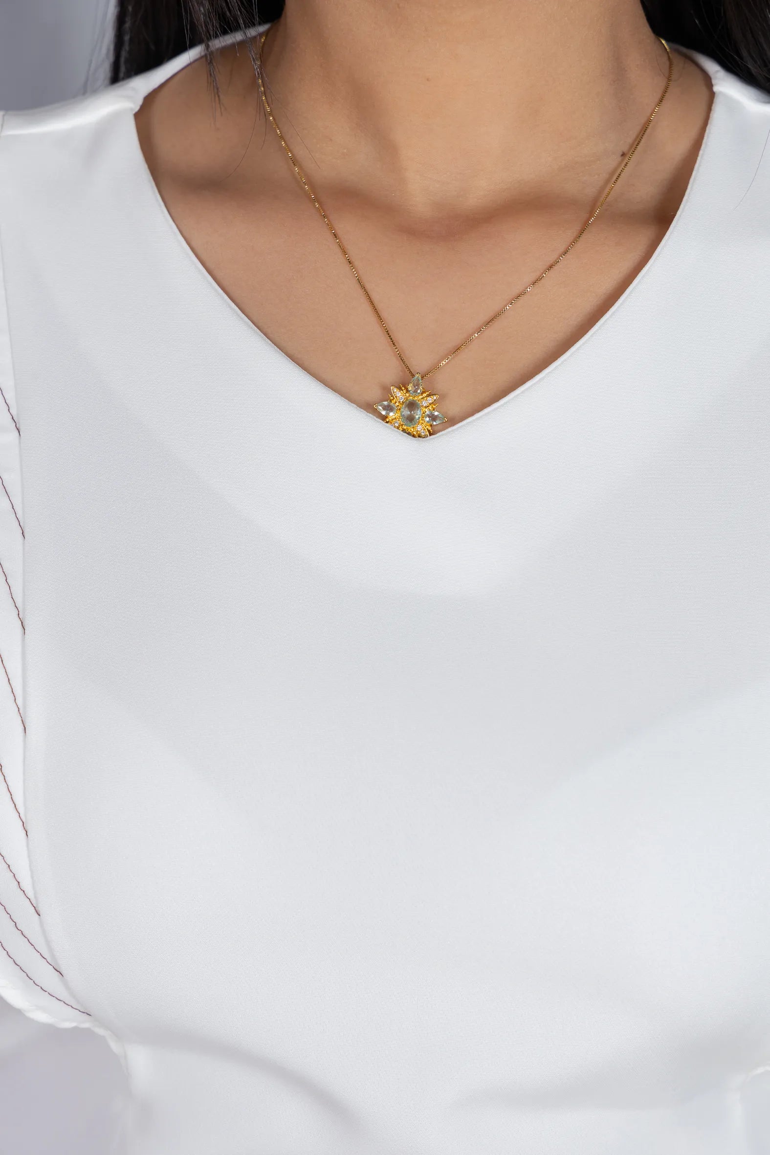 Blusa Decote em "V" em Crepe Alfaiataria Detalhes Pesponto Nicole Branca
