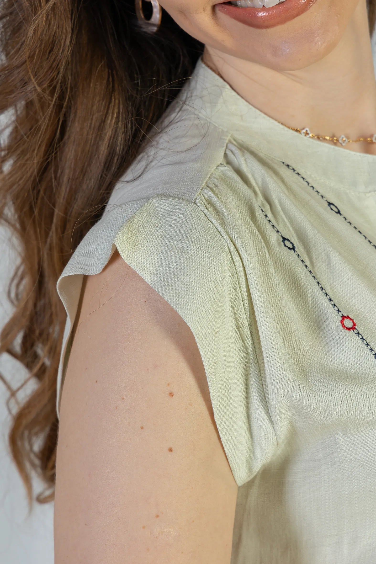 Blusa Regata Pregas Detalhe Decote "V" Visco-linho Lisandra Verde Claro