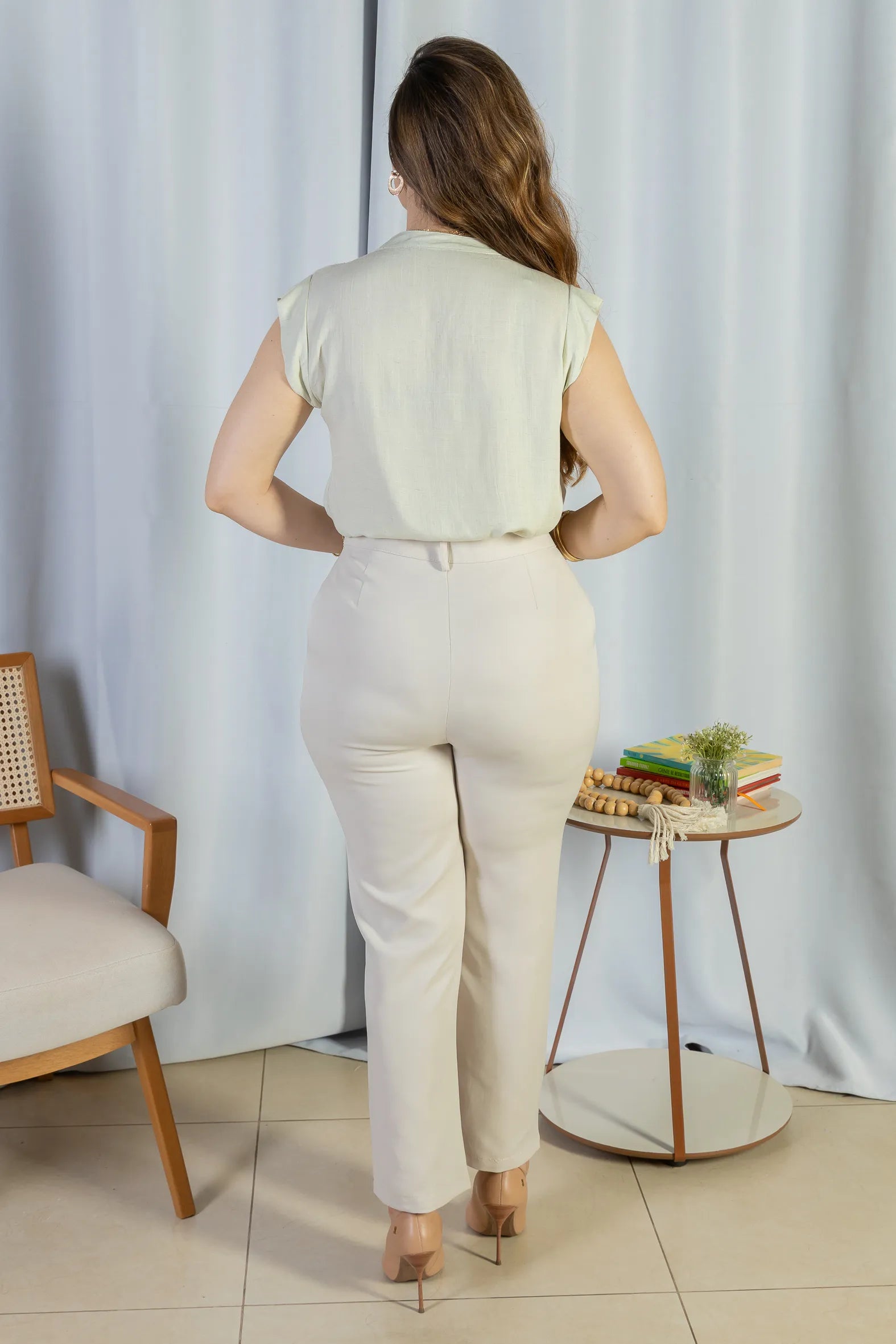 Blusa Regata Pregas Detalhe Decote "V" Visco-linho Lisandra Verde Claro