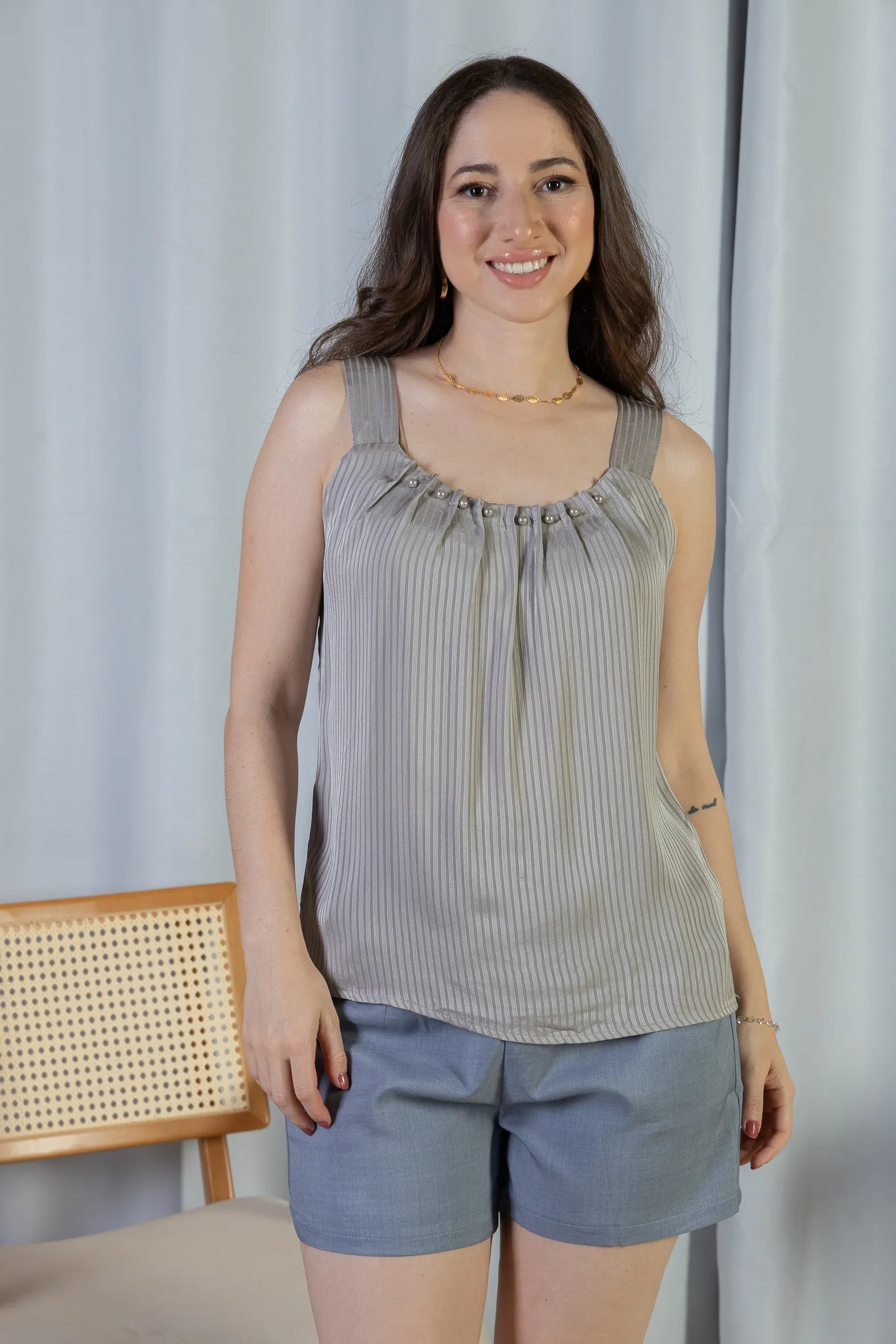 Blusa Regata Detalhe Gola Pérolas Crepe Acetinado Estefani Cinza