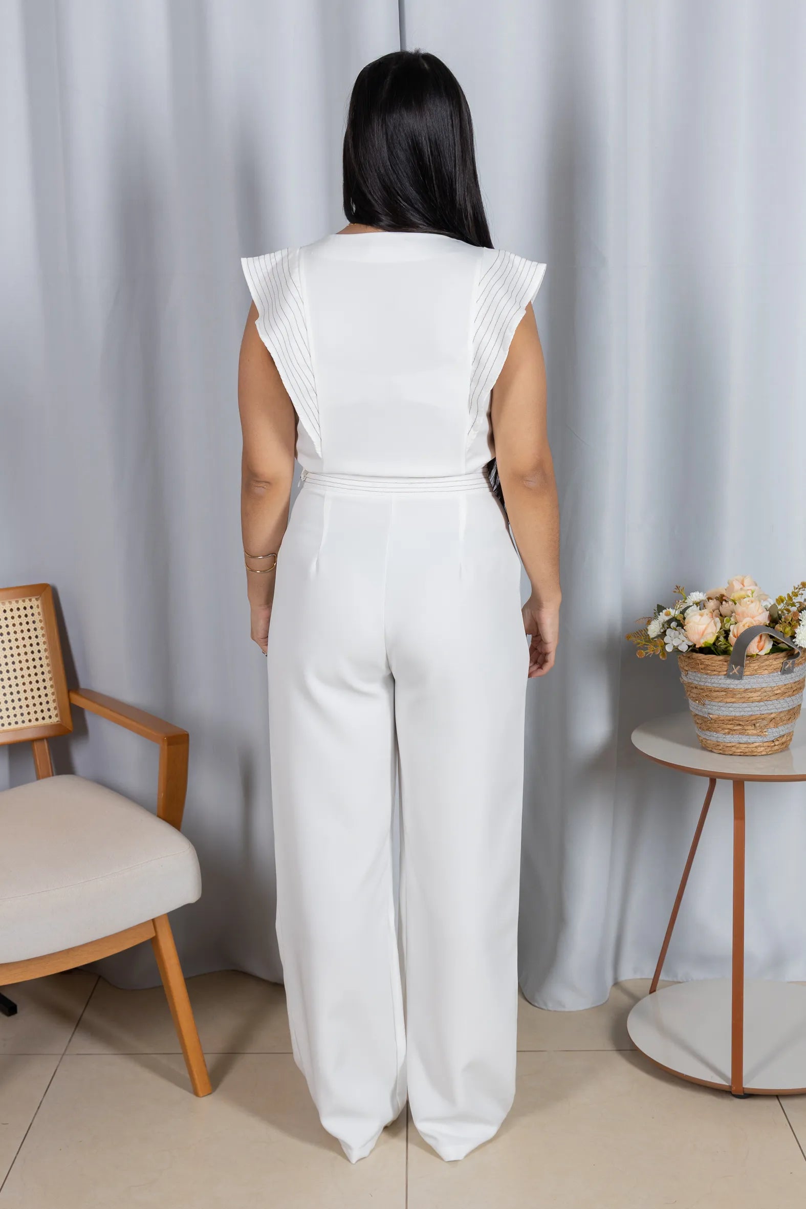 Blusa Decote em "V" em Crepe Alfaiataria Detalhes Pesponto Nicole Branca