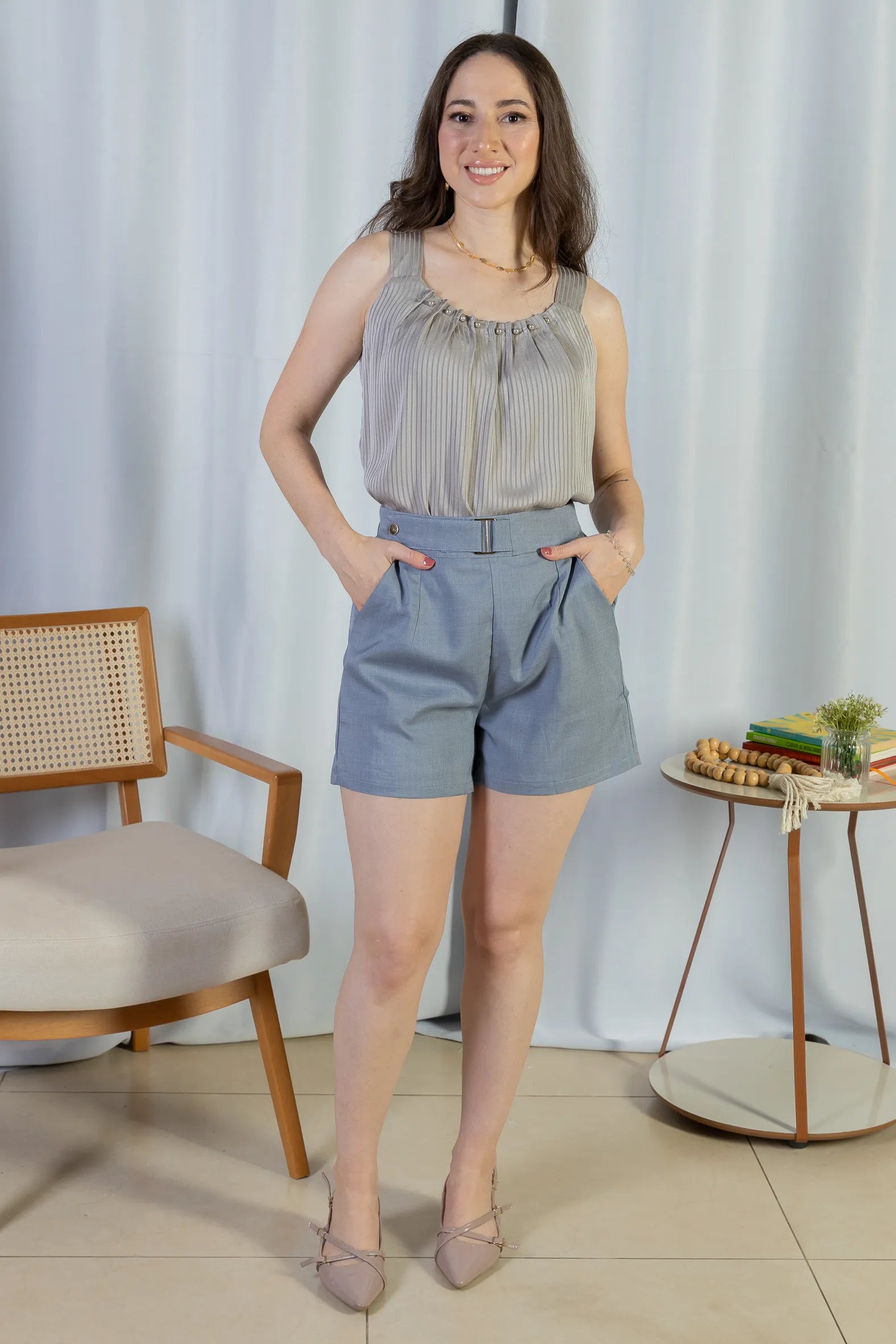 Blusa Regata Detalhe Gola Pérolas Crepe Acetinado Estefani Cinza