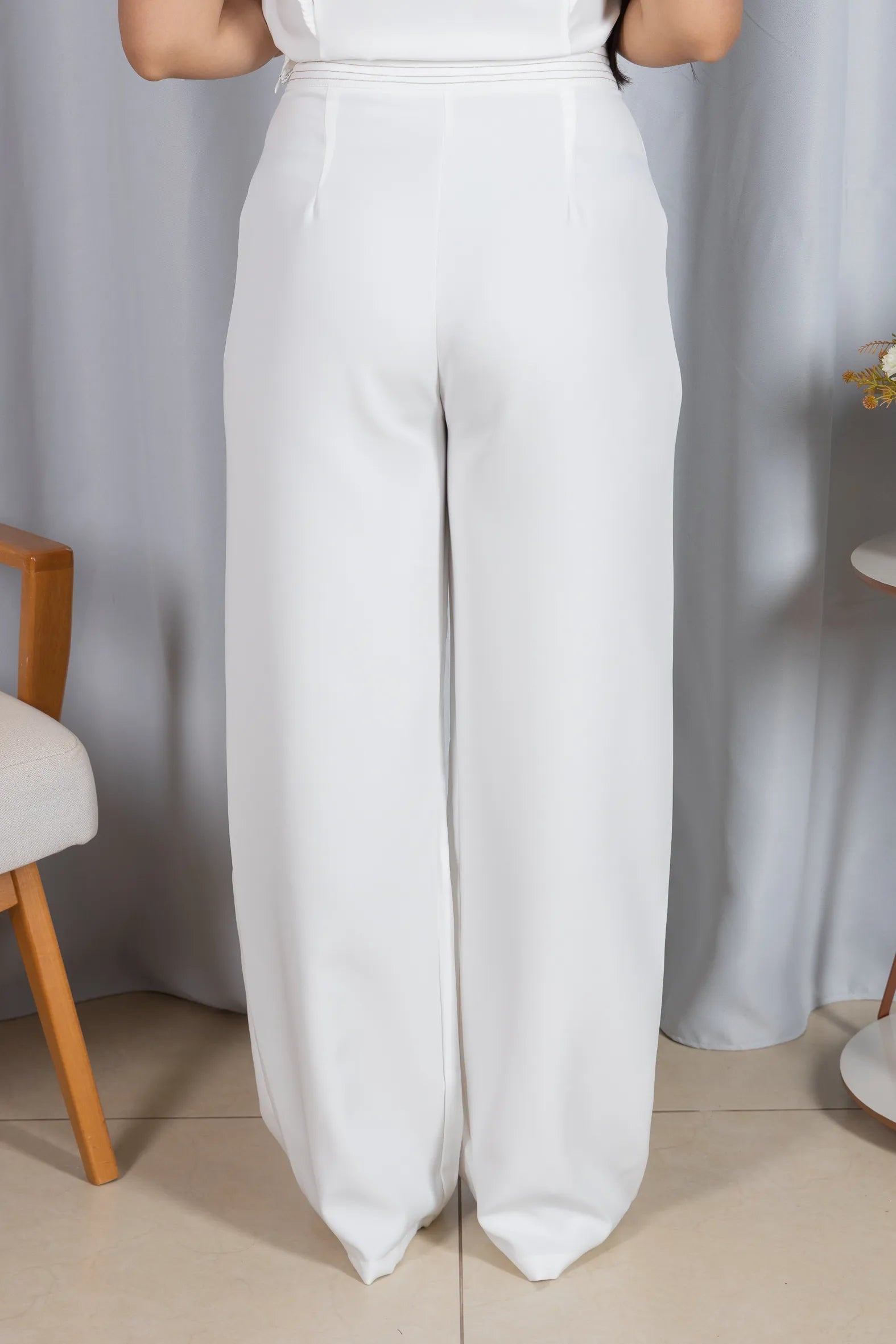 Calça Corte Reto em Crepe Alfaiataria Detalhes Pesponto Nicole Branca