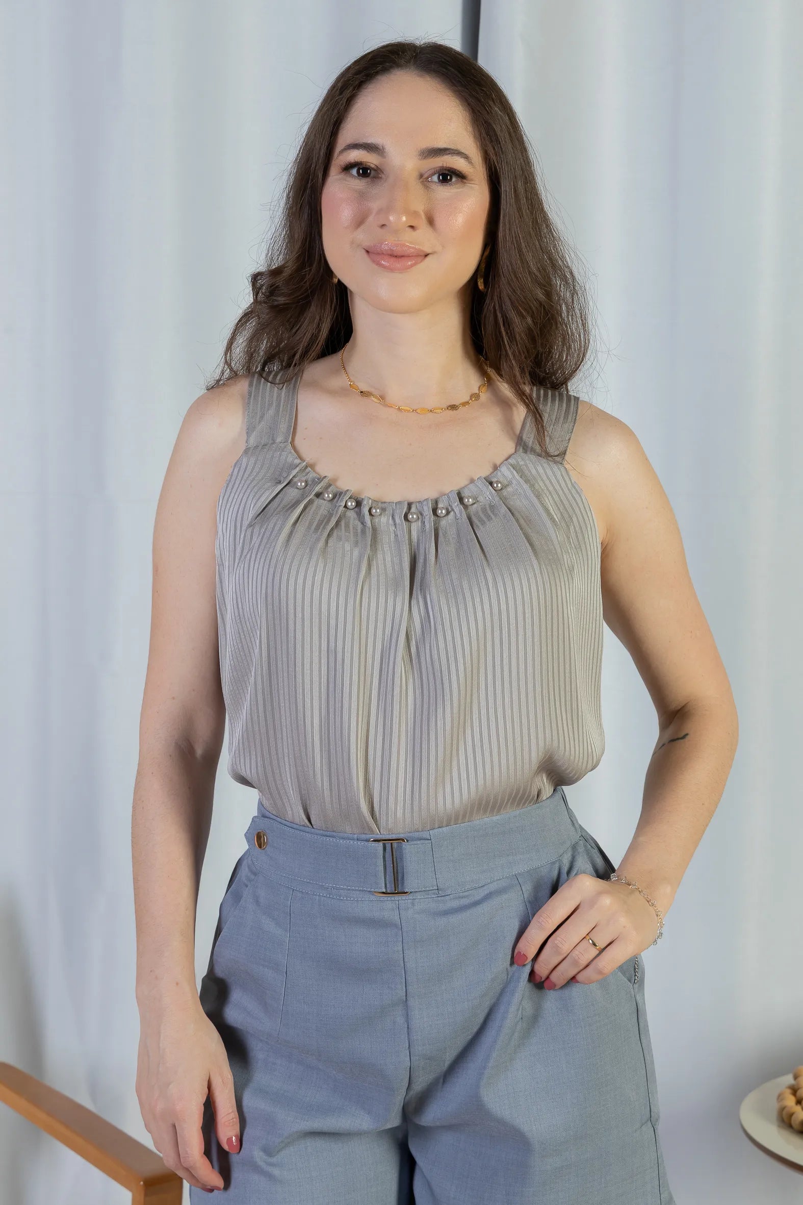 Blusa Regata Detalhe Gola Pérolas Crepe Acetinado Estefani Cinza