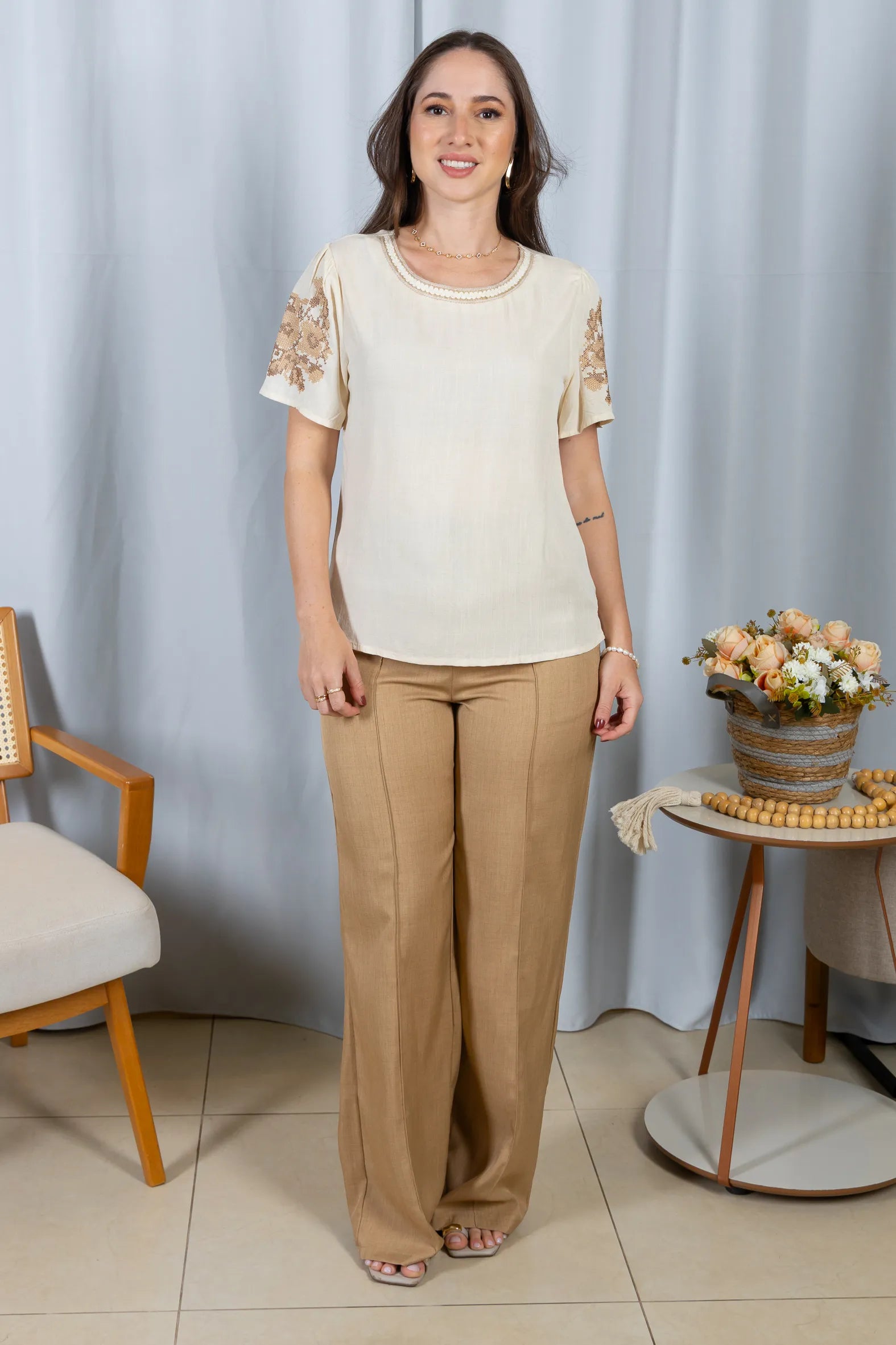 Blusa Manga Curta Visco-Linho Detalhes Bordados Marcela Creme