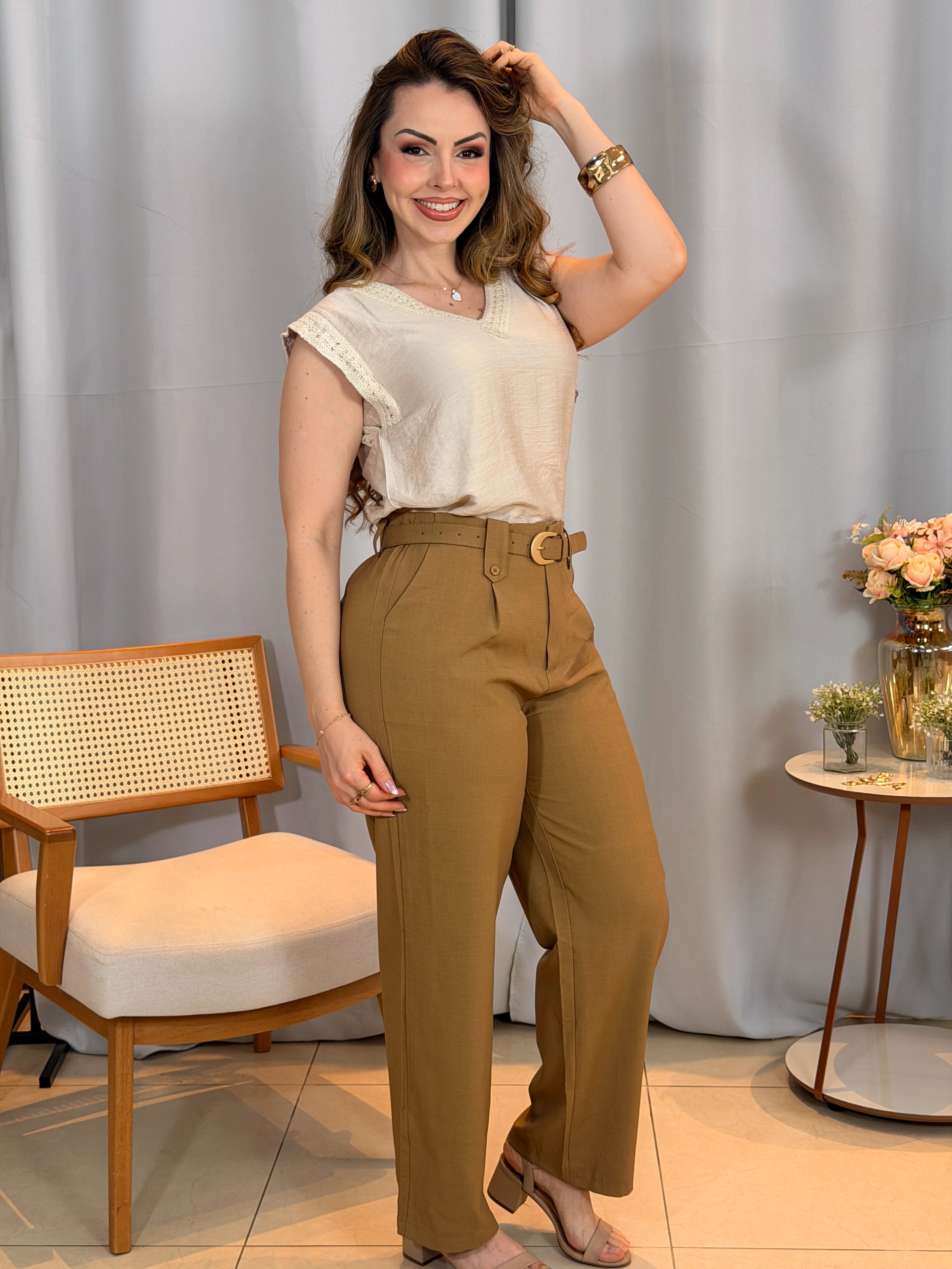 Conjunto: Blusa Larissa Areia + Calça Magda Caramelo