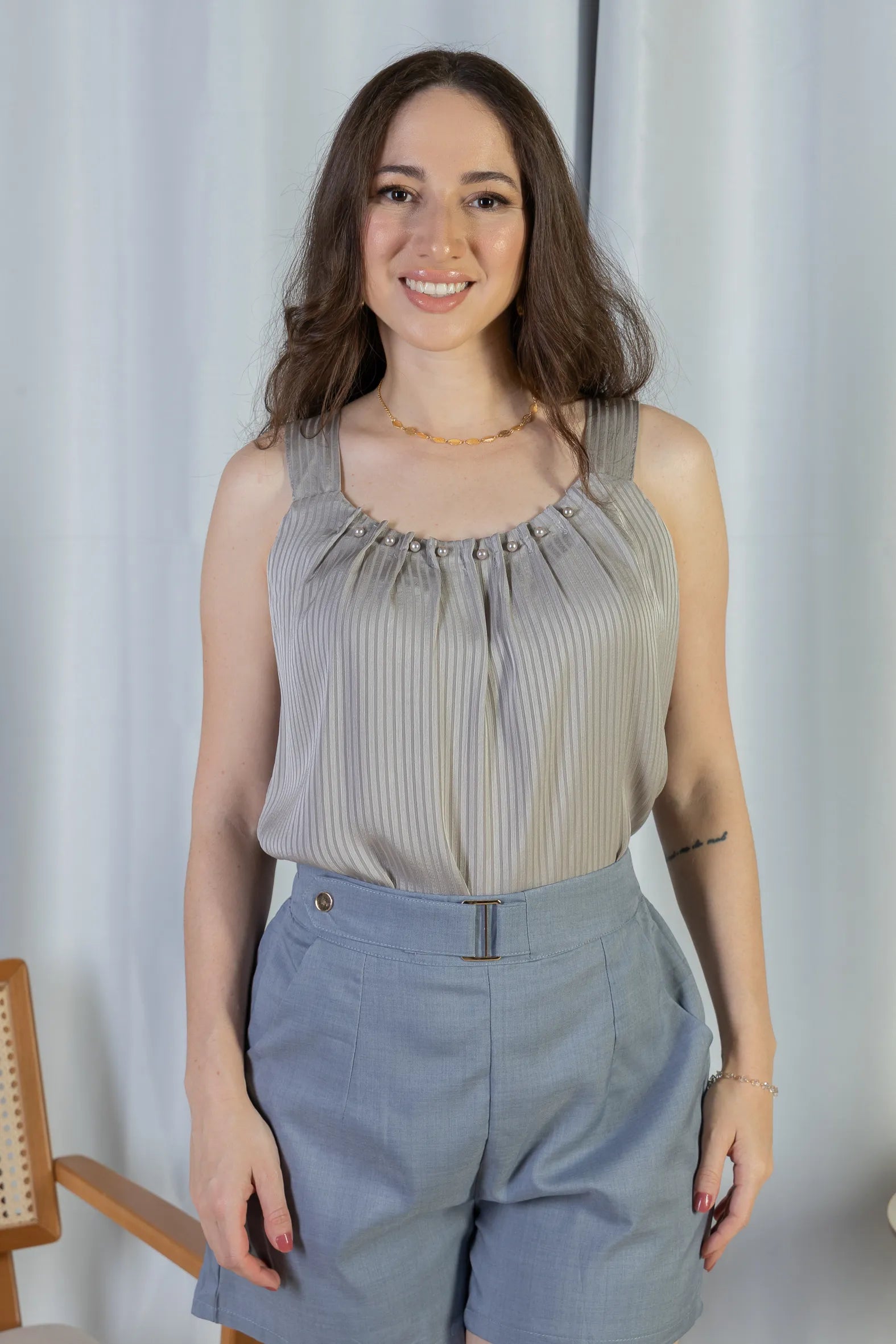 Blusa Regata Detalhe Gola Pérolas Crepe Acetinado Estefani Cinza