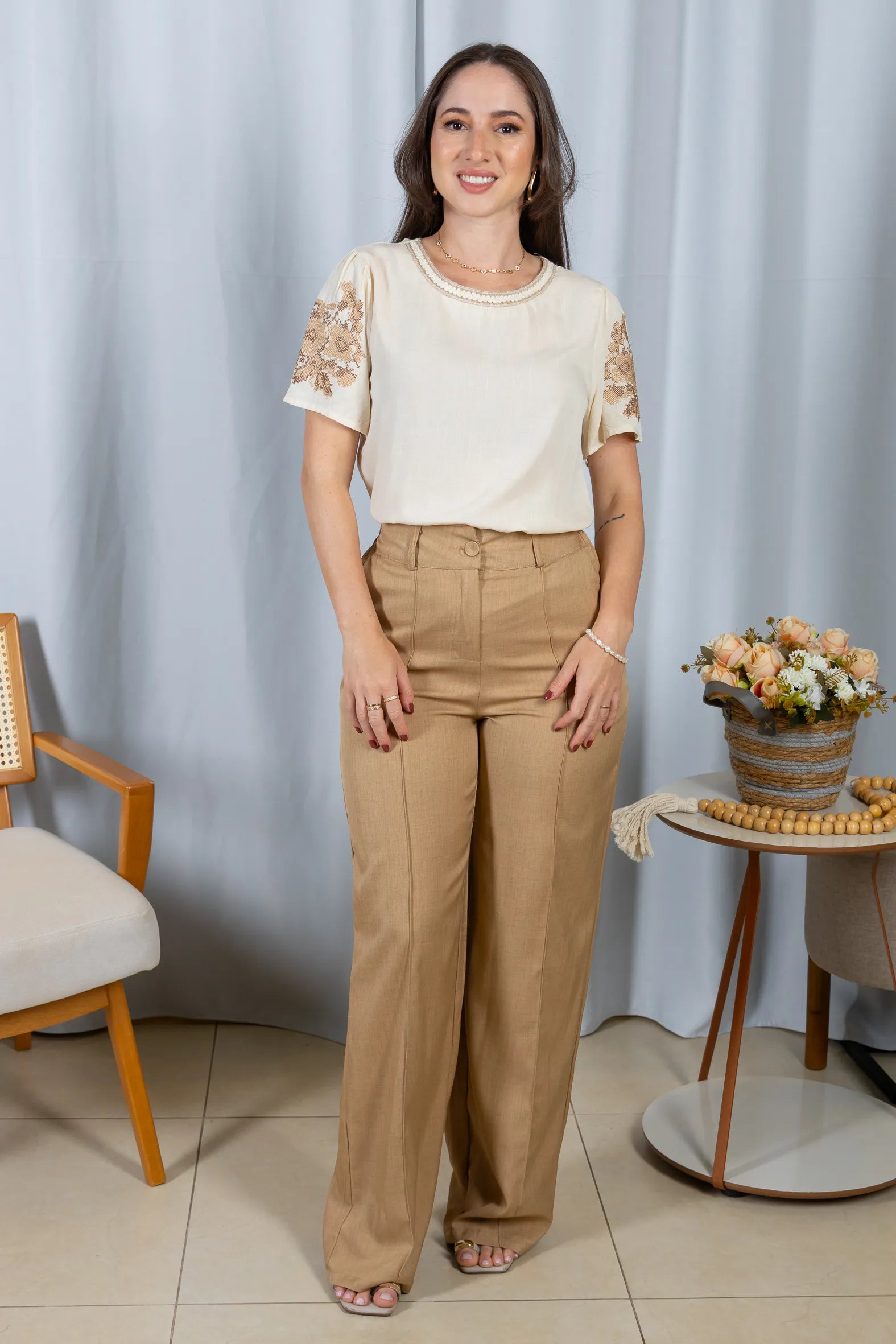 Blusa Manga Curta Visco-Linho Detalhes Bordados Marcela Creme