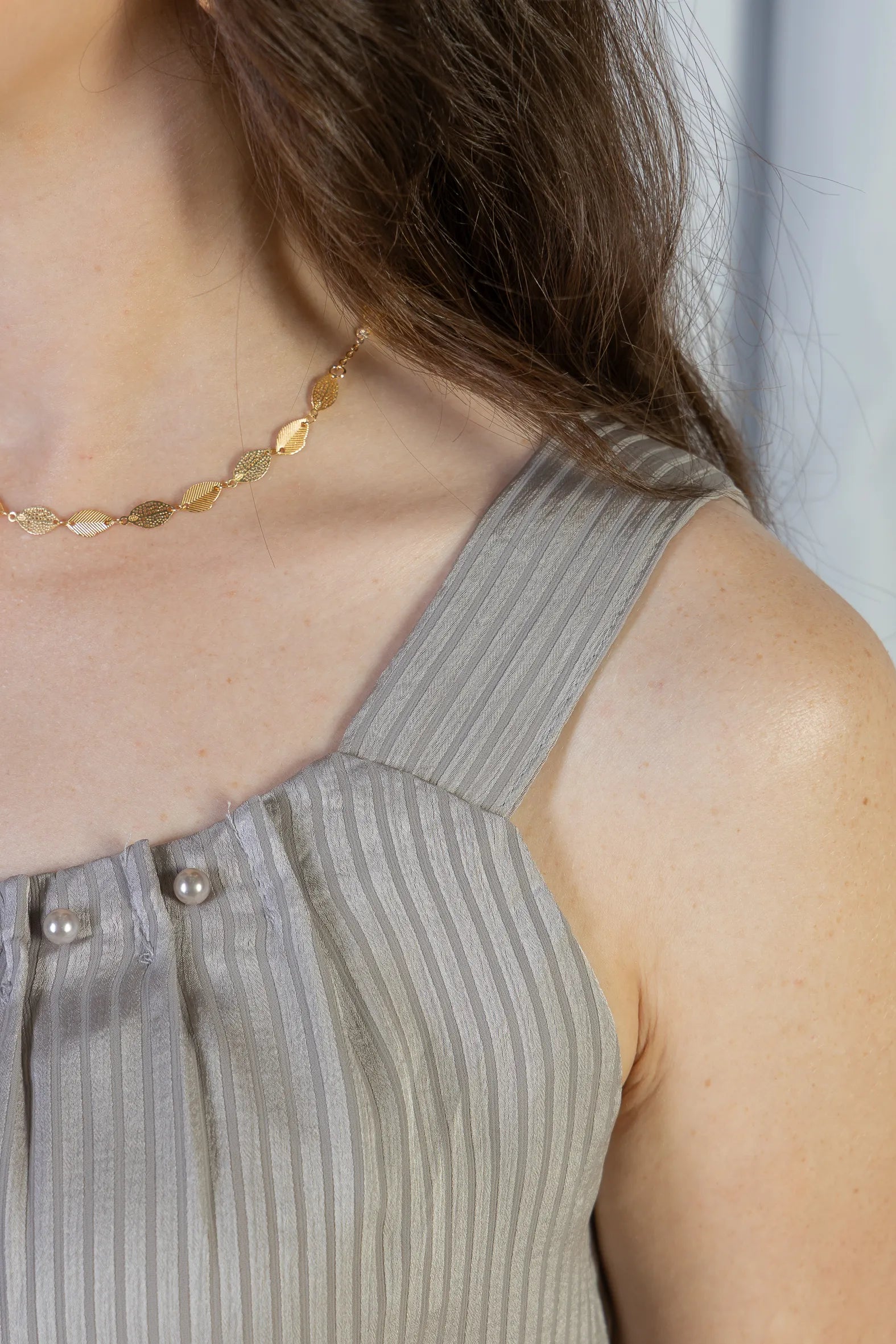 Blusa Regata Detalhe Gola Pérolas Crepe Acetinado Estefani Cinza