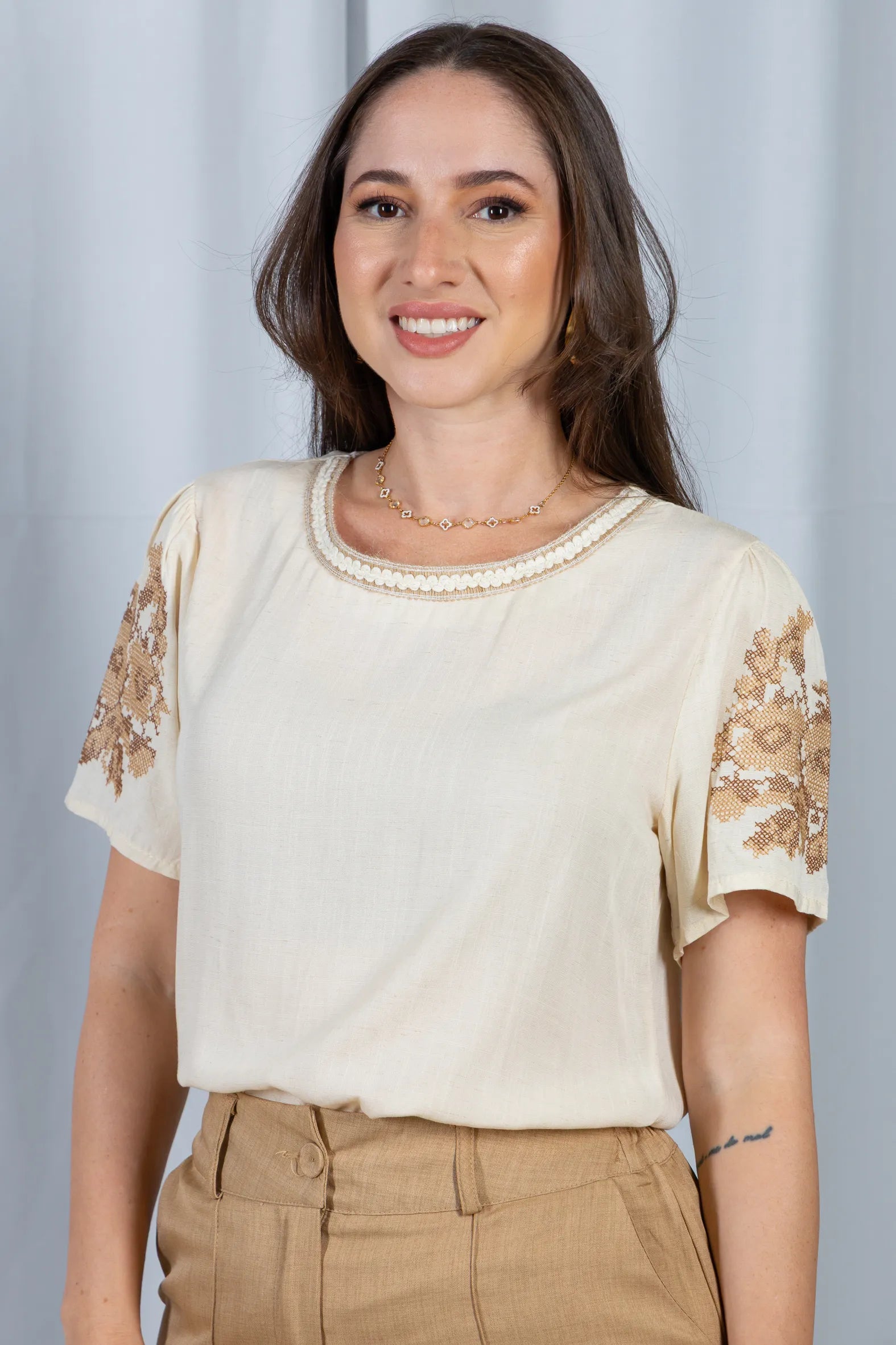 Blusa Manga Curta Visco-Linho Detalhes Bordados Marcela Creme