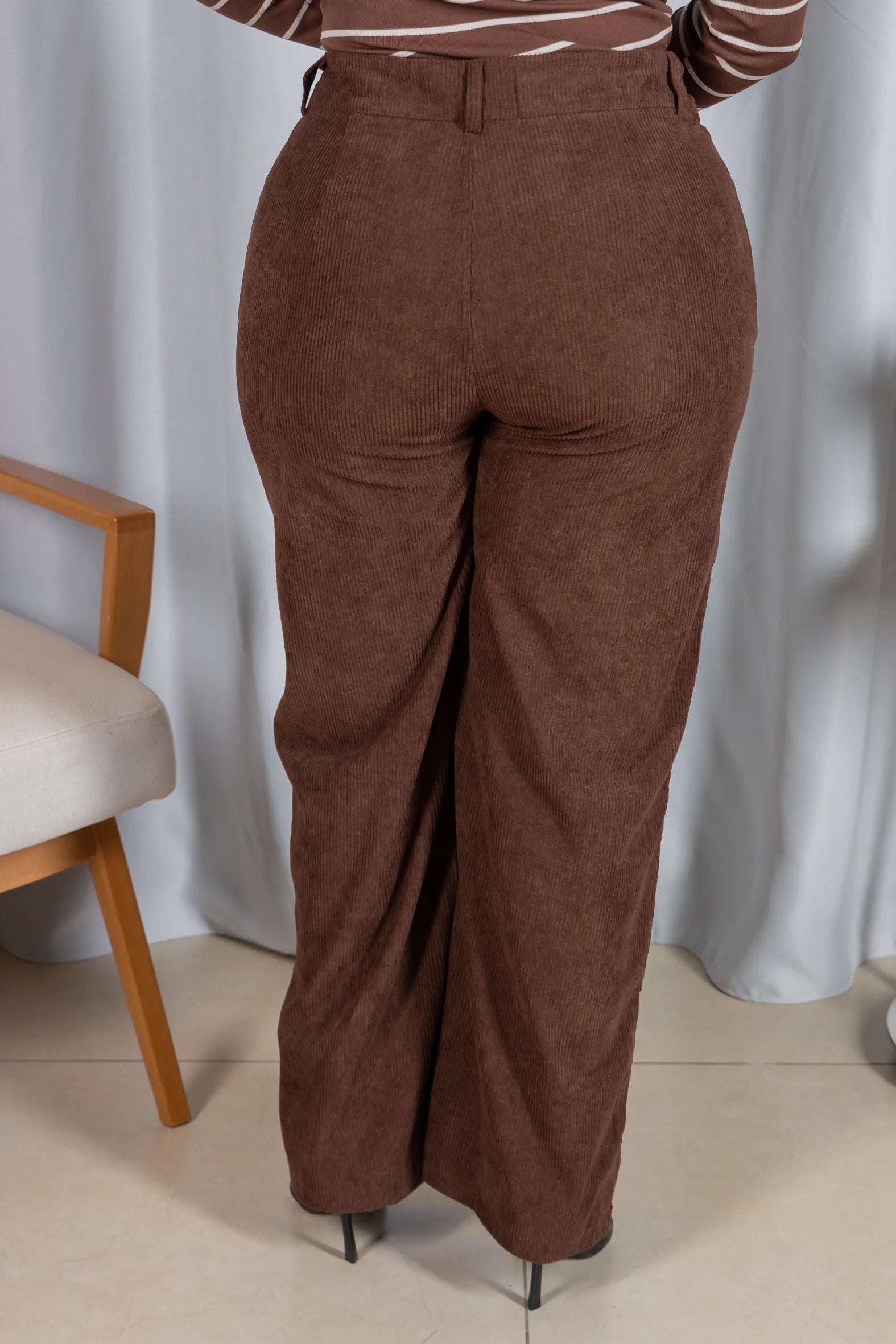 Calça Corte Reto em Cotelê Detalhe Botão Dourado Mia Marrom Escuro